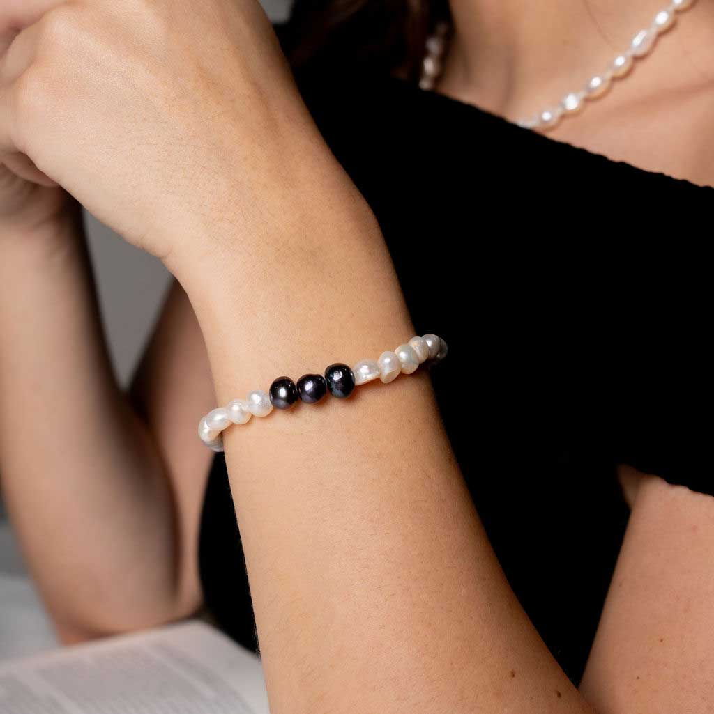 Zoetwater parel armband met witte, grijze en blauwe parels, elastisch, op model, detail | Pearl Trio White Grey Blue