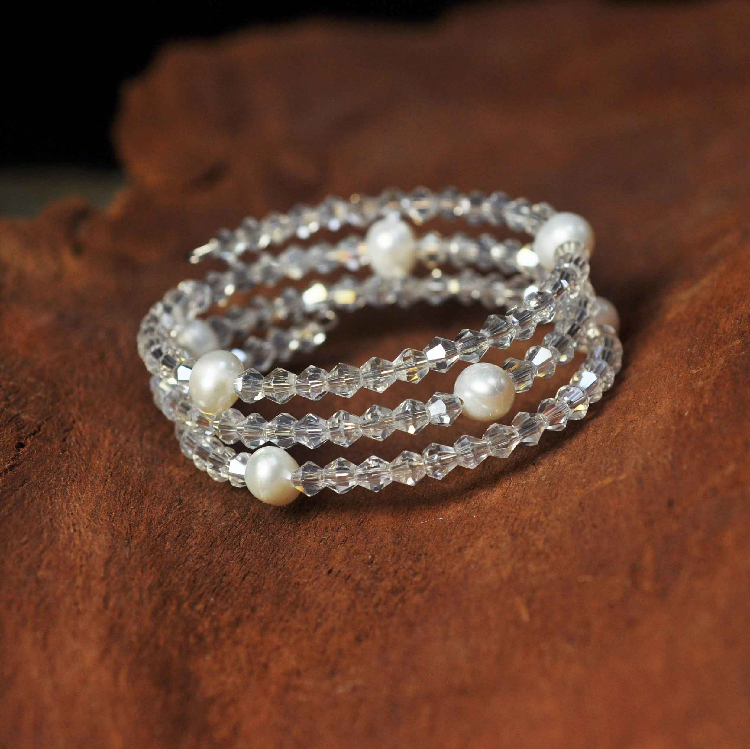 Wit zoetwater parel wikkelarmband met heldere kristallen met achtergrond | Pearl W AB Crystal