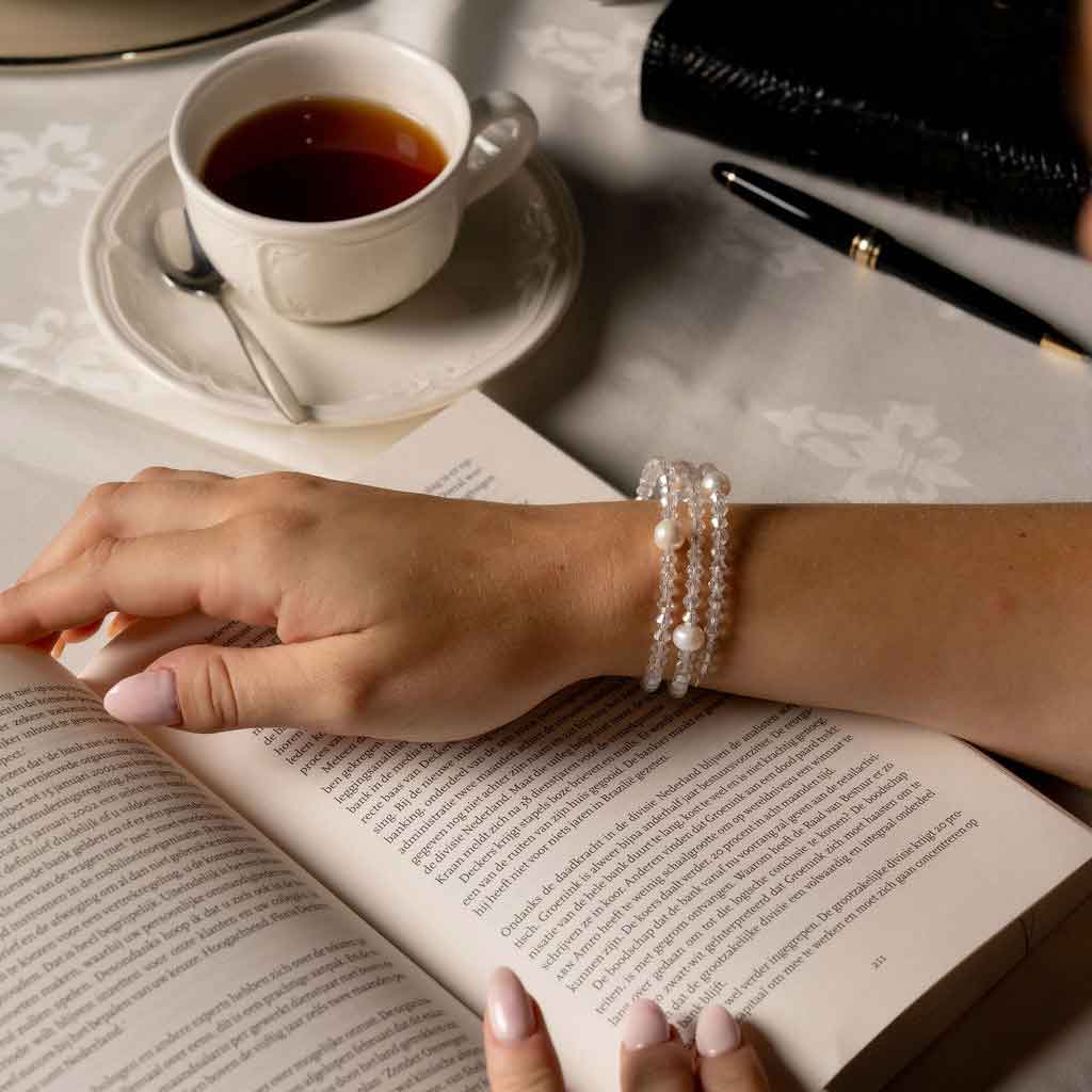 Wit zoetwater parel wikkelarmband met heldere kristallen op model in zakelijke setting | Pearl W AB Crystal