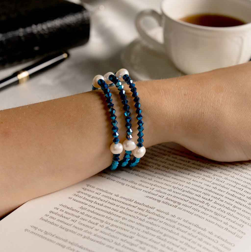 Wit zoetwater parel wikkelarmband met blauwe stras steentjes op model | Pearl W Metalic Blue