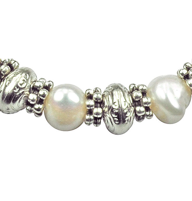 Detail van wit stoer zoetwater parel armband met zilveren tussenringen | Persian Queen