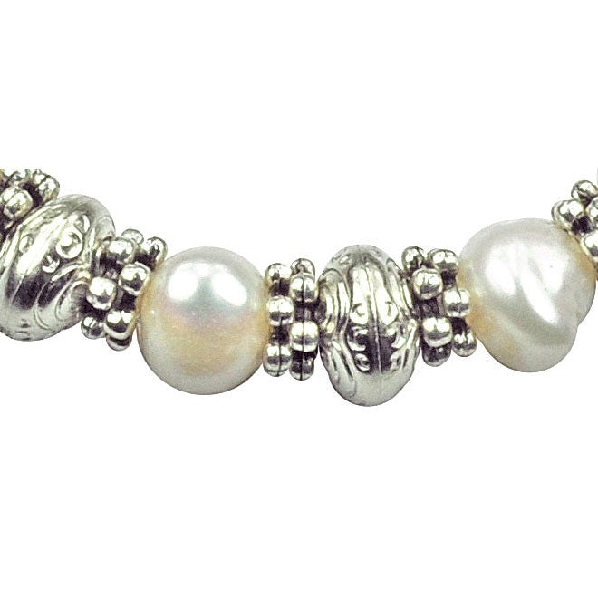 Detail van wit stoer zoetwater parel armband met zilveren tussenringen | Persian Queen