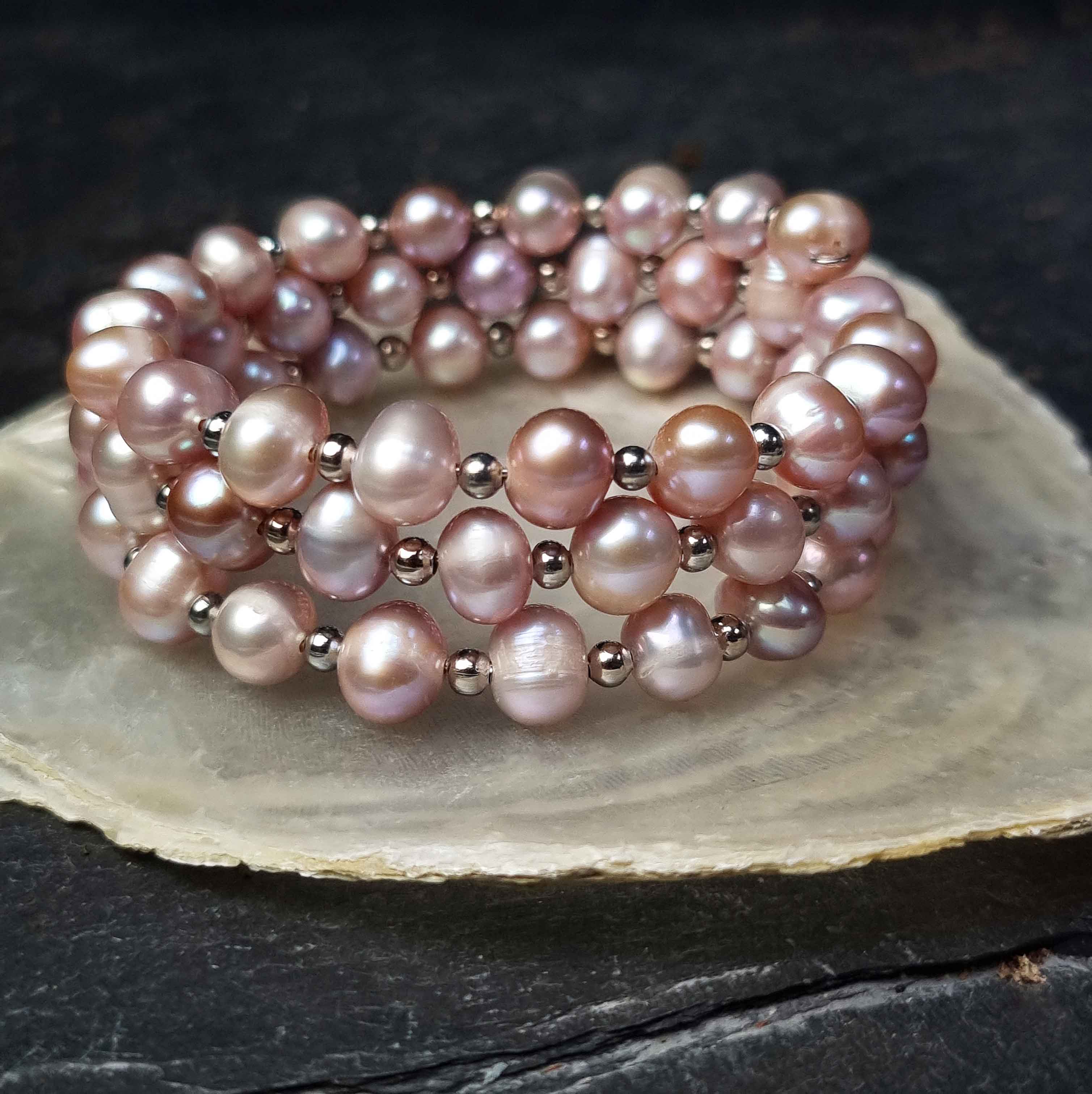 Roze zoetwater parel wikkelarmband liggend op witte schelp | Pink Pearl Wrap