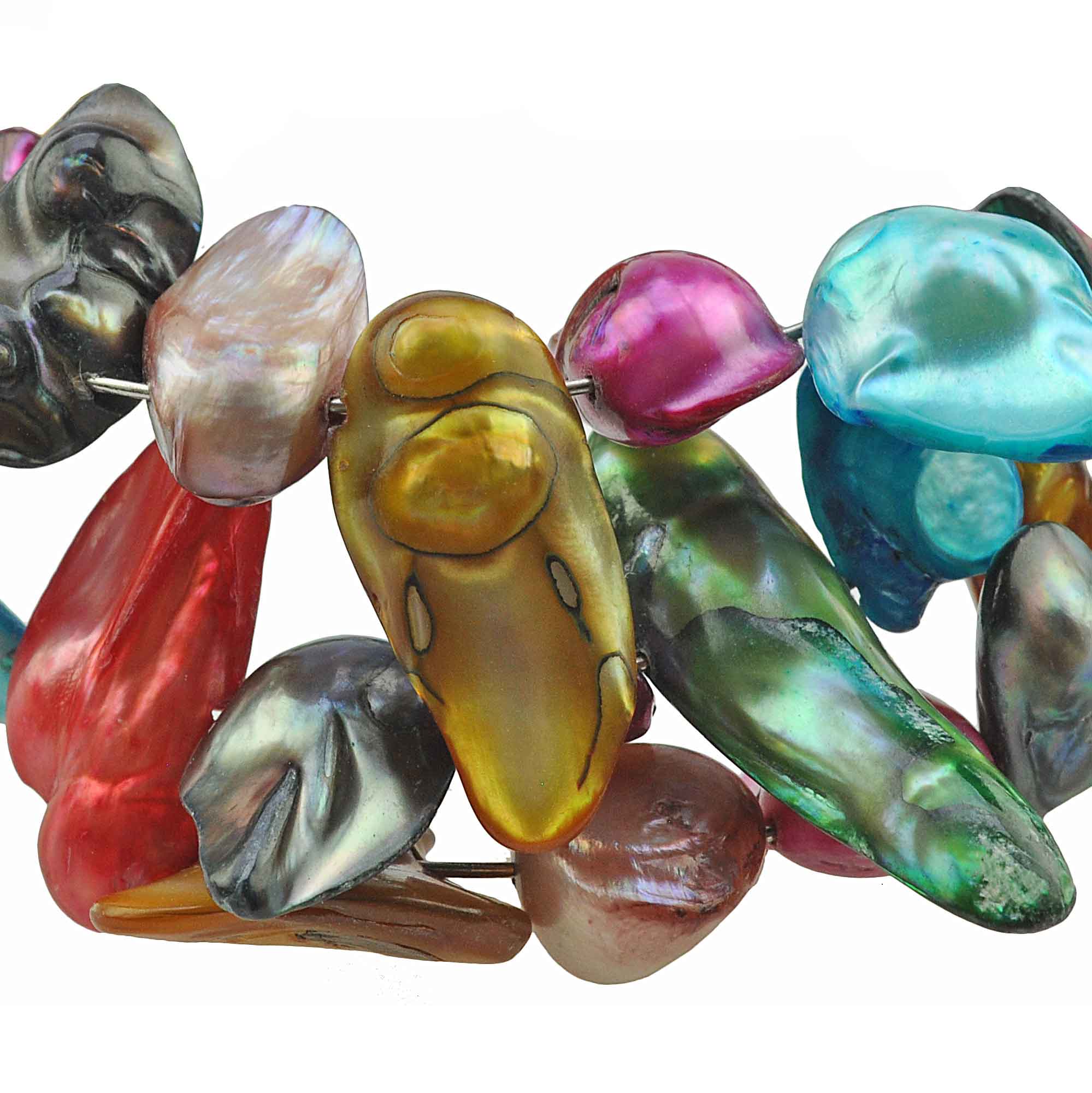 Detail van zoetwater parel wikkel armband met vrolijke kleurtjes | Samba