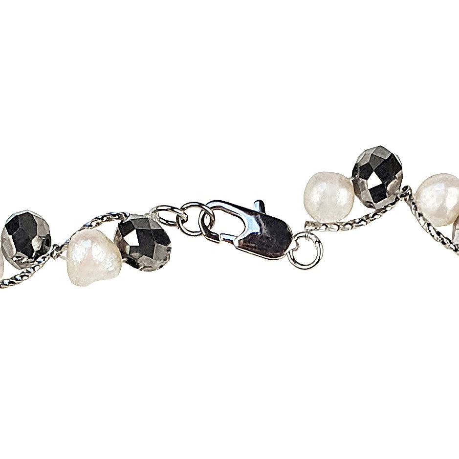 Slotje van wit zoetwater parel armband met zilver facet geslepen kristallen | Silana