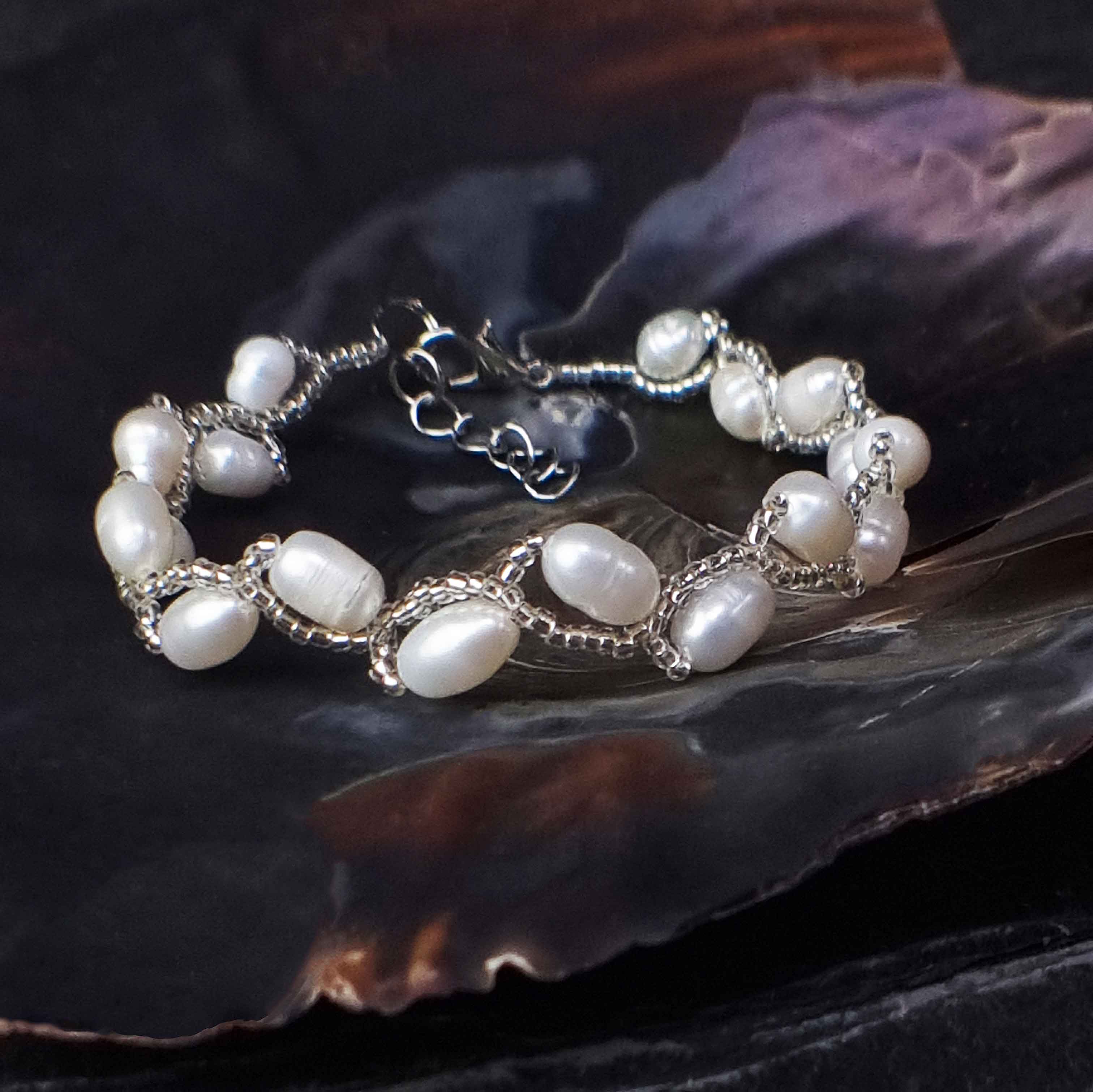 Zoetwater parel armband met witte parels liggend in donkere schelp | Twist Pearl White