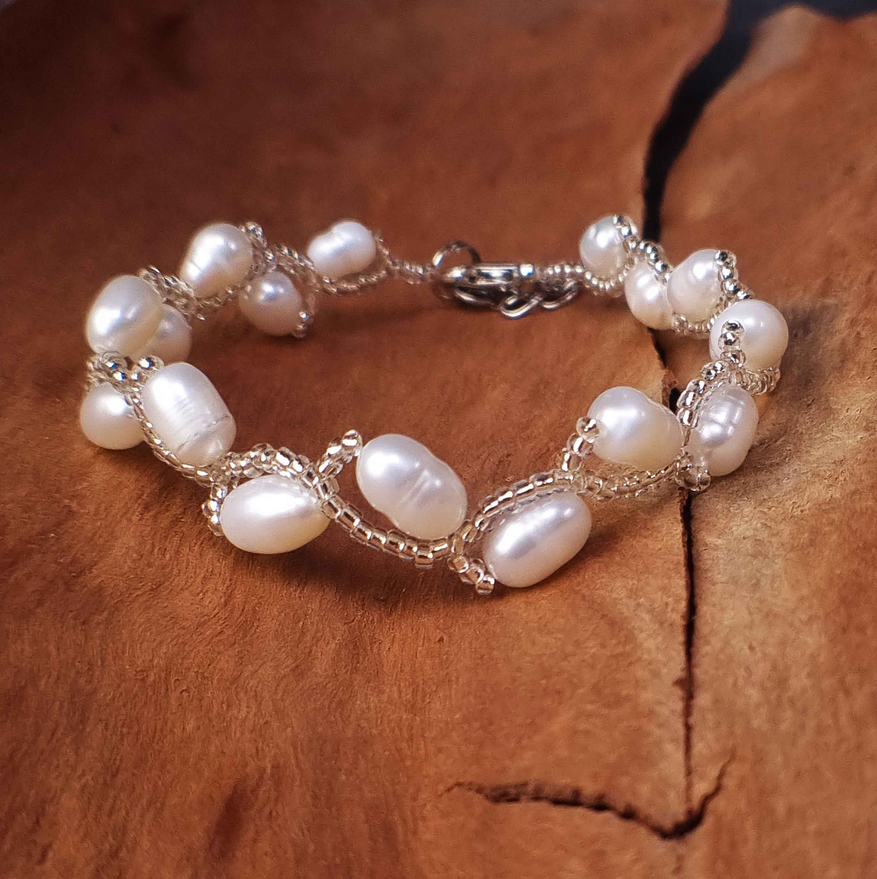 Zoetwater parel armband met witte parels liggend op schors | Twist Pearl White