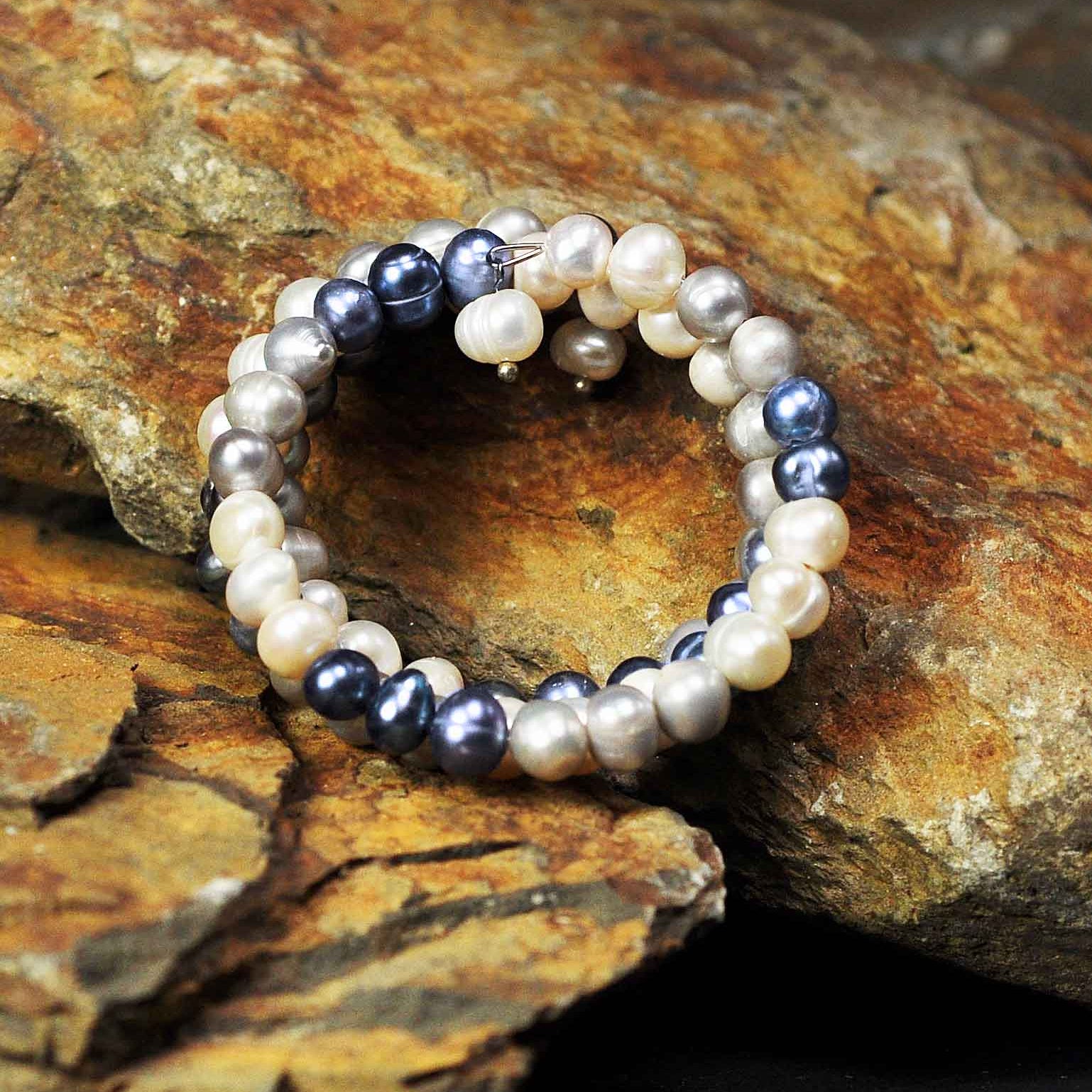 Zoetwater parel wikkel armband met witte, grijze en blauw grijze parels met achtergrond steen | Wrap White Grey Blue Pearl