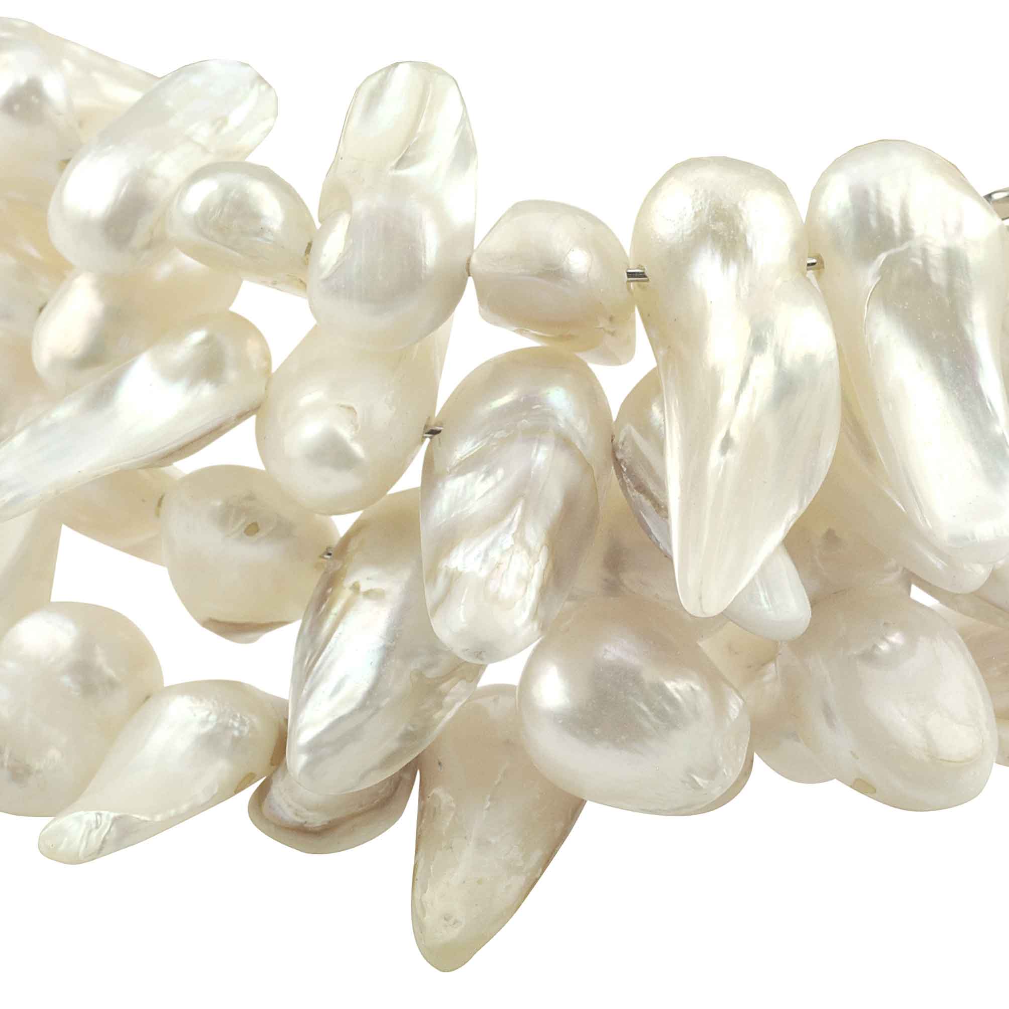 Detail van wit zoetwater parel wikkel armband | Winky