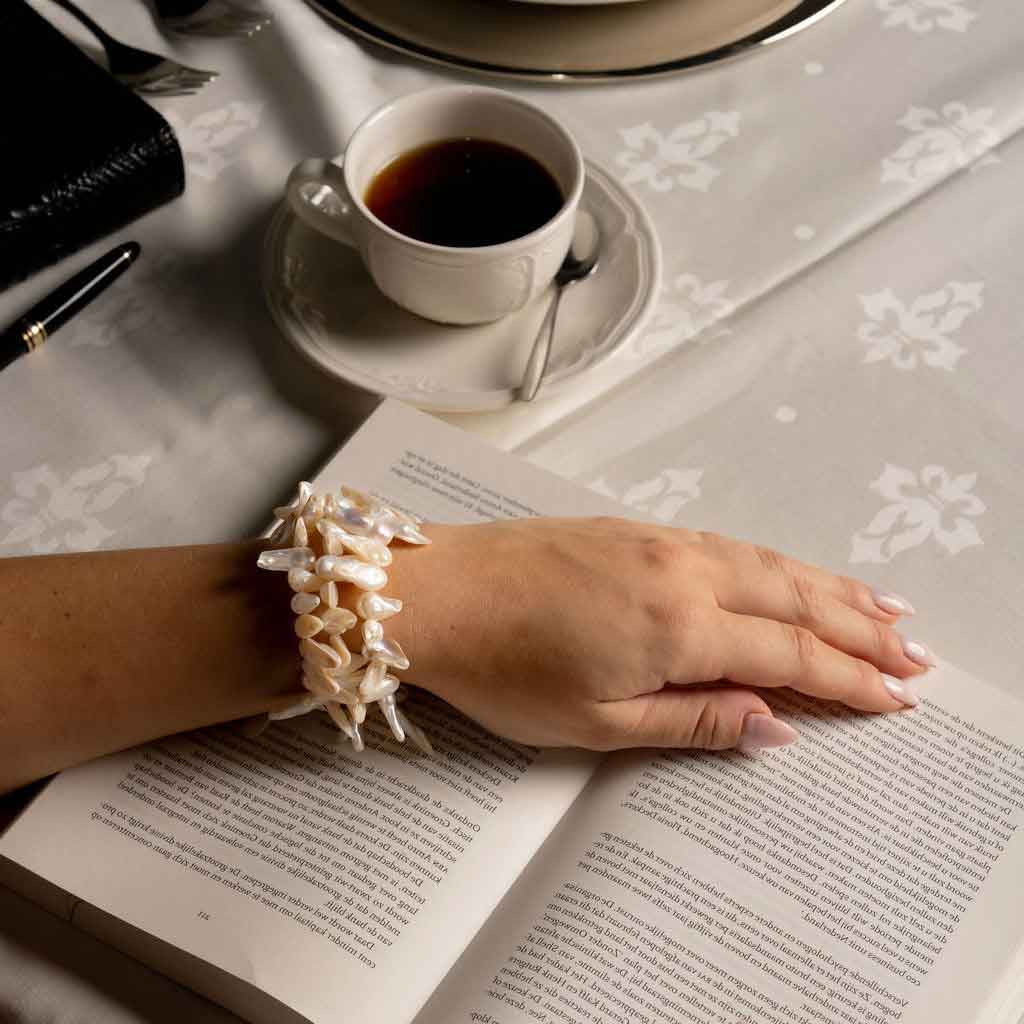 Wit zoetwater parel wikkel armband op model in zakelijke setting | Winky