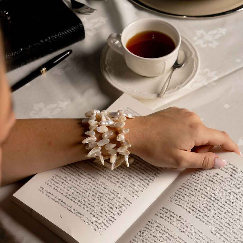Wit zoetwater parel wikkel armband op model | Winky