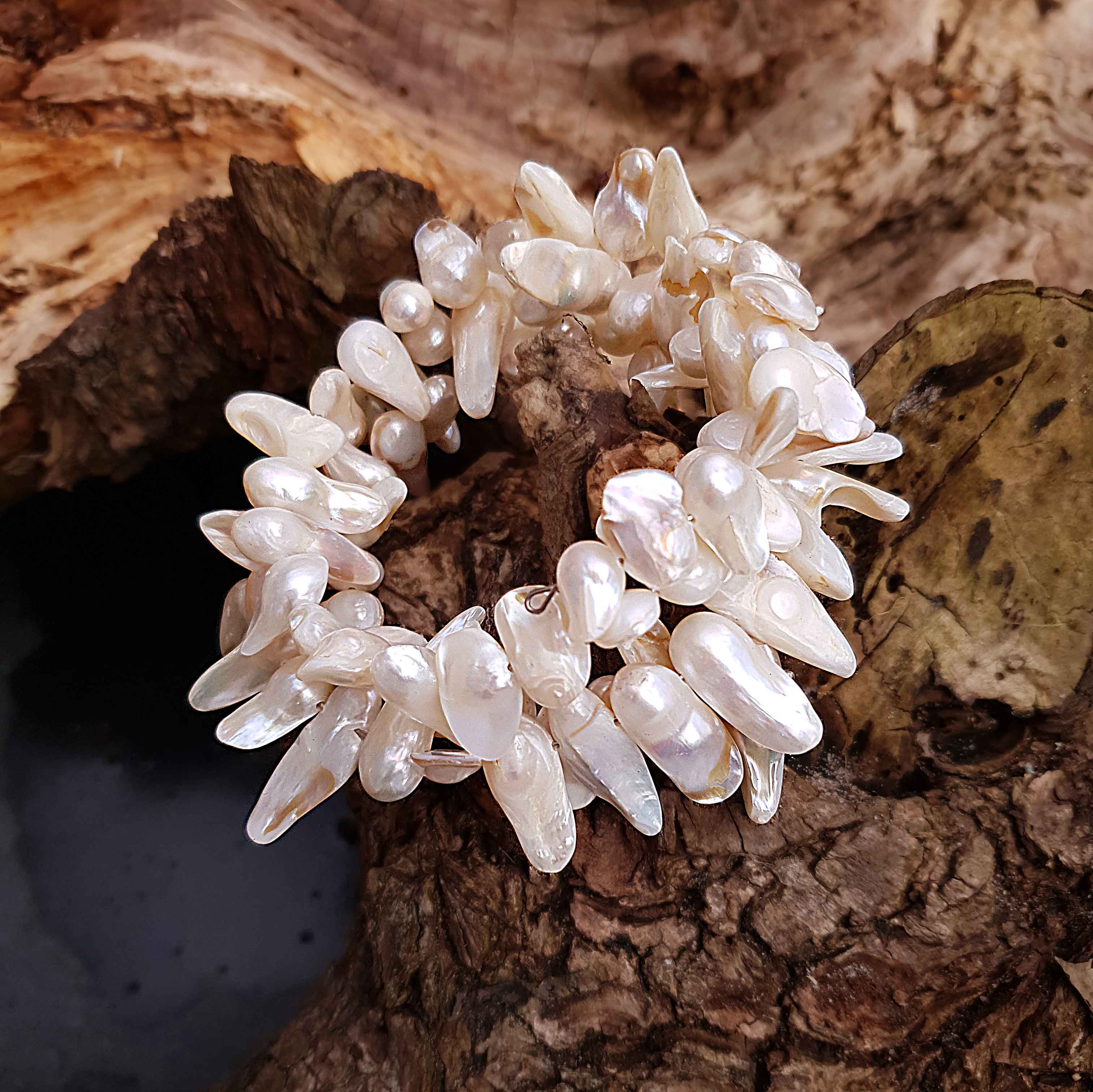 Wit zoetwater parel wikkel armband liggend op stronk | Winky