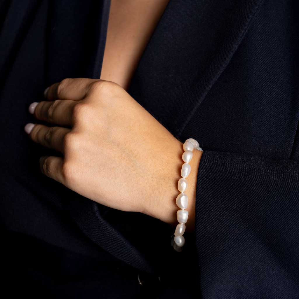 Wit zoetwater parel armband, handgeknoopt op model detail | Wola