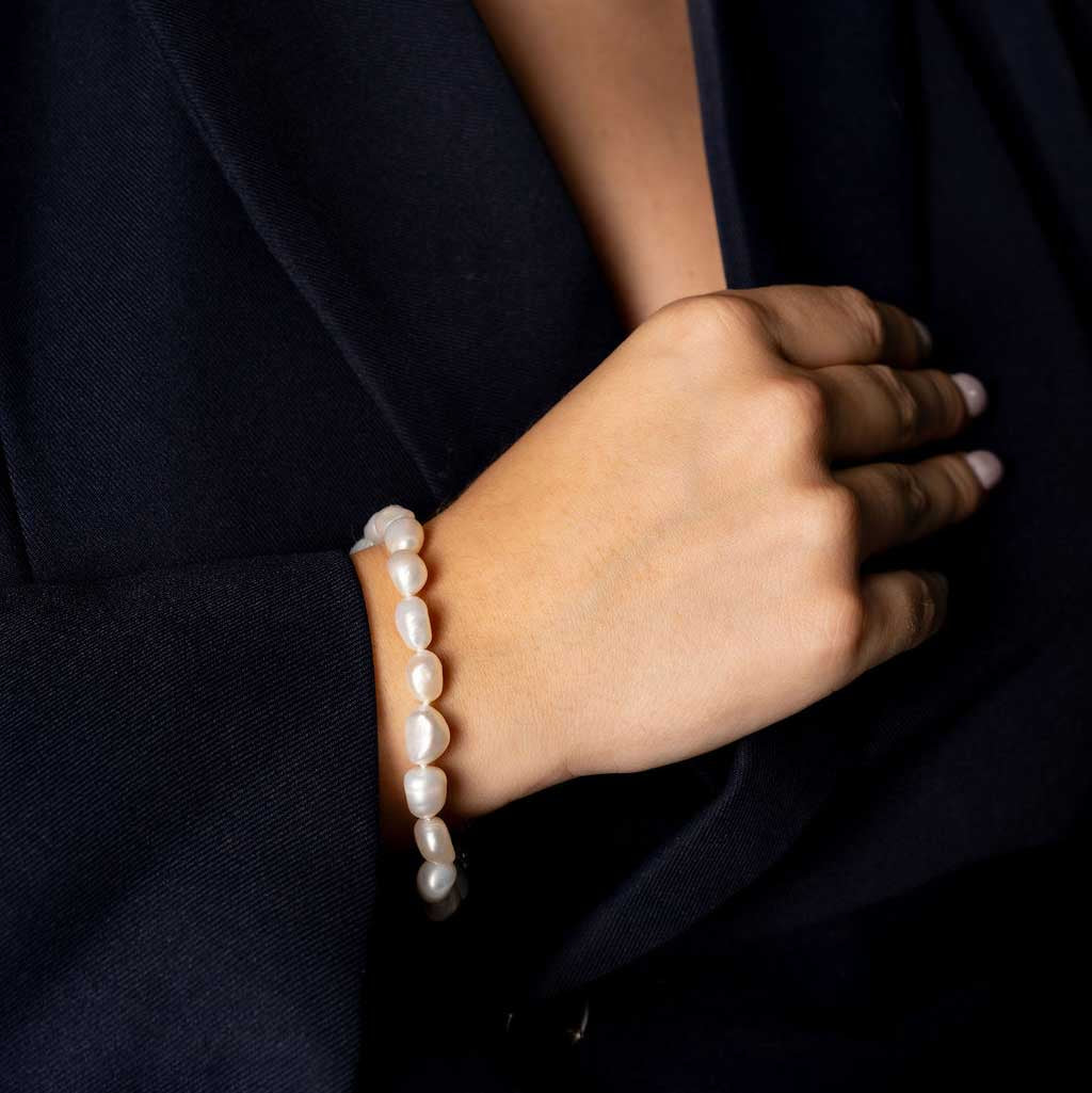 Wit zoetwater parel armband, handgeknoopt op model detail | Wola