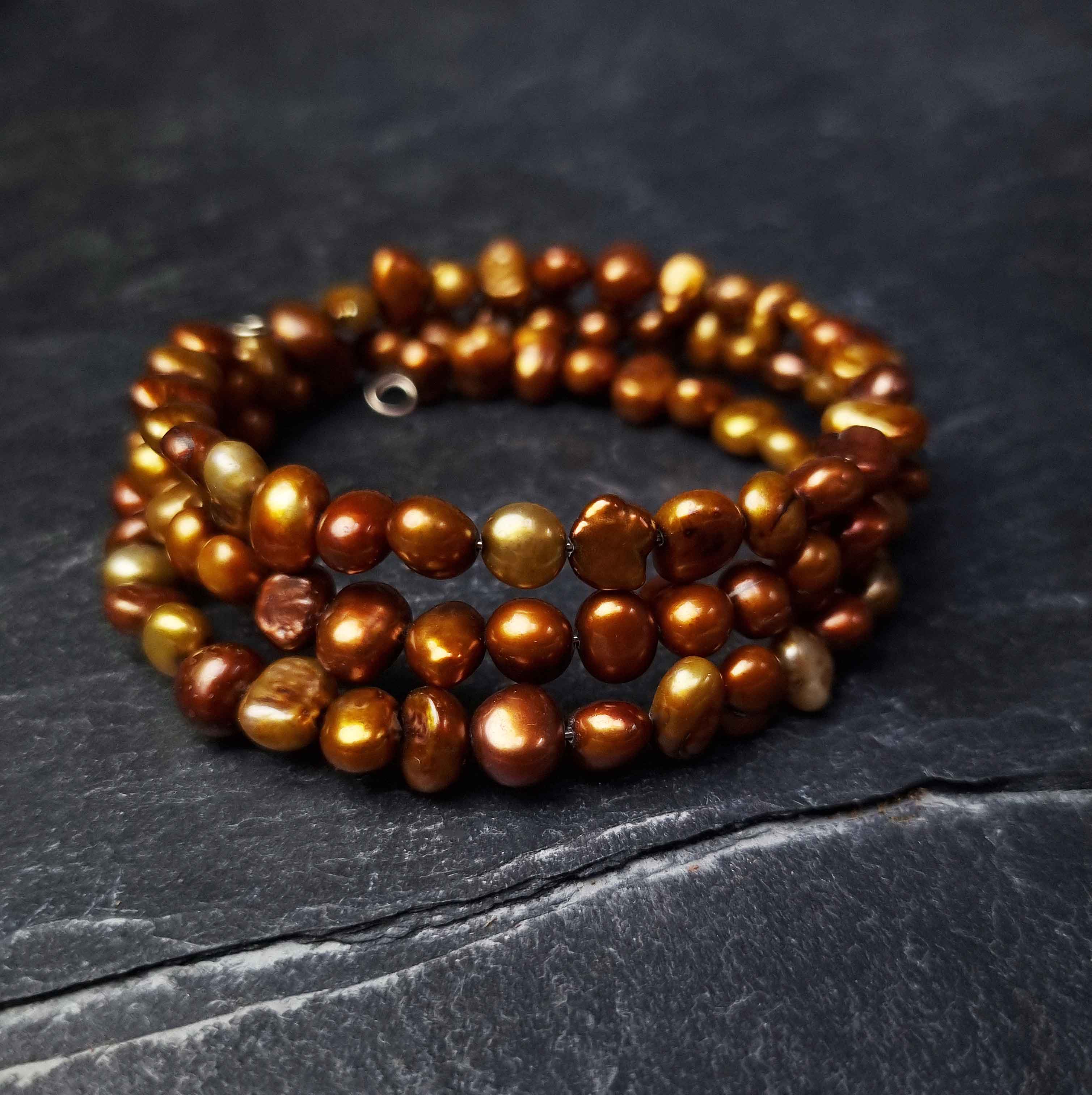 Zoetwater parel wikkel armband met bruin parels liggend op leisteen | Zen Brown