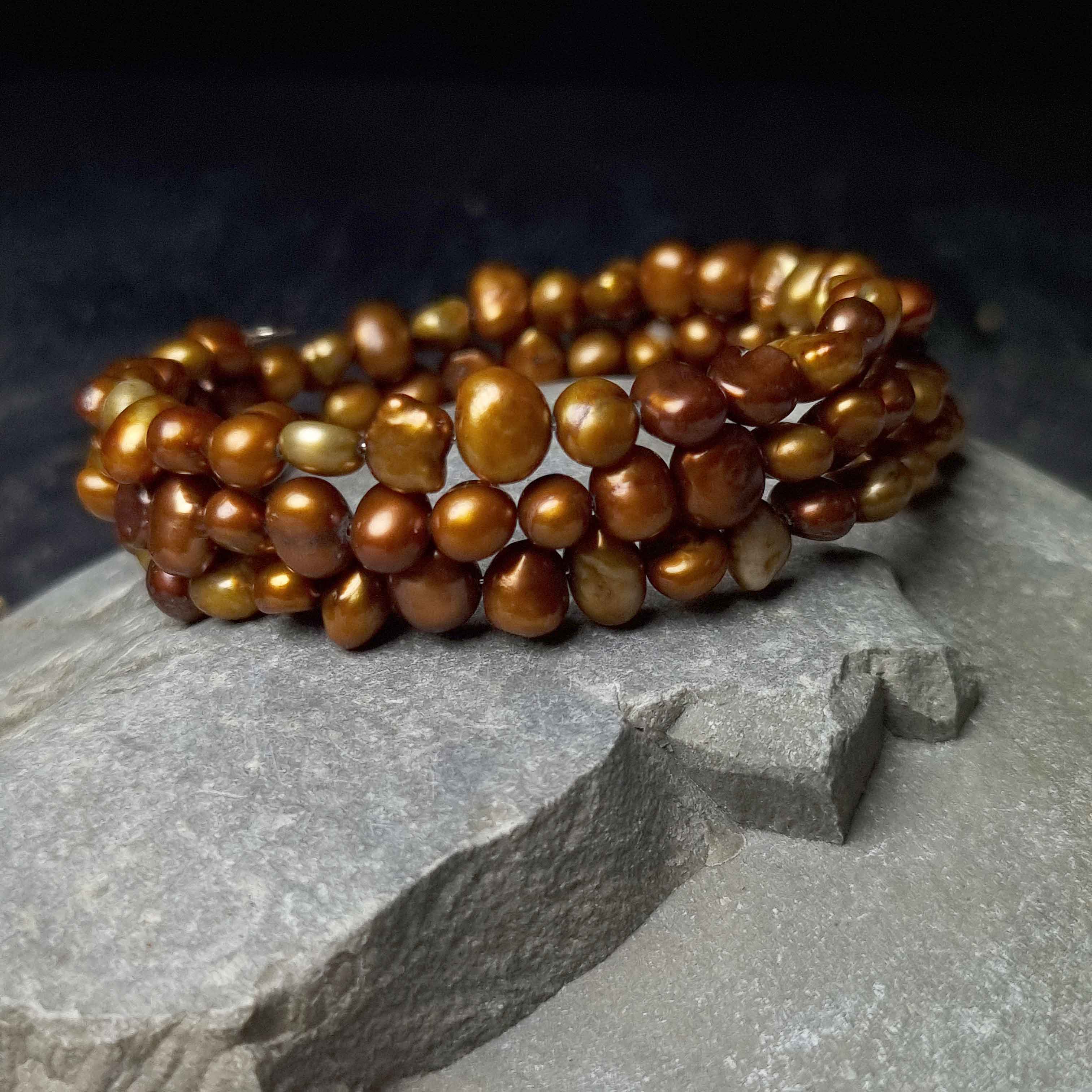Zoetwater parel wikkel armband met bruin parels liggend op grijze kei | Zen Brown