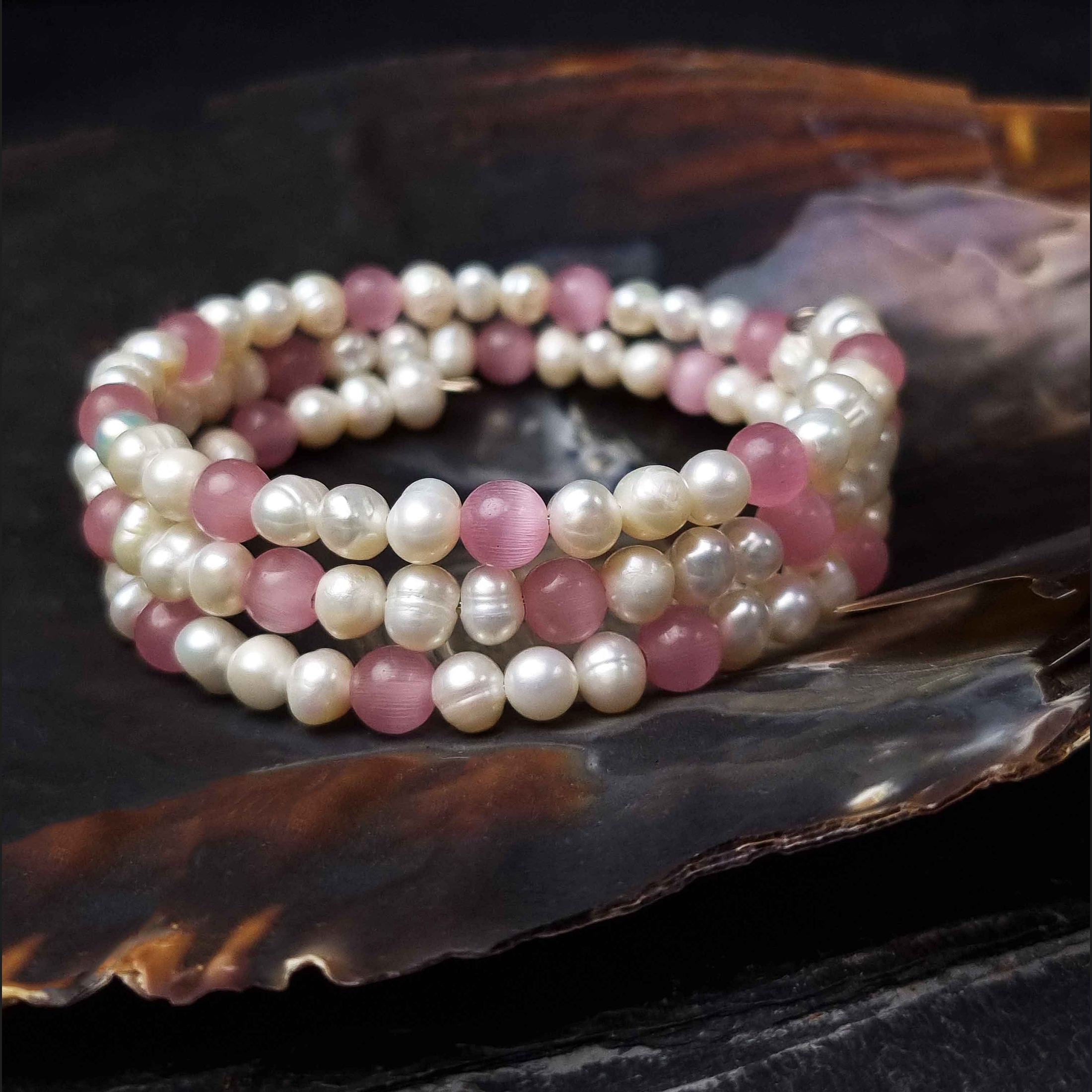 Wit zoetwater parel wikkelarmband met roze edelsteen kattenoog liggend in schelp | Pearl Pink Cat&