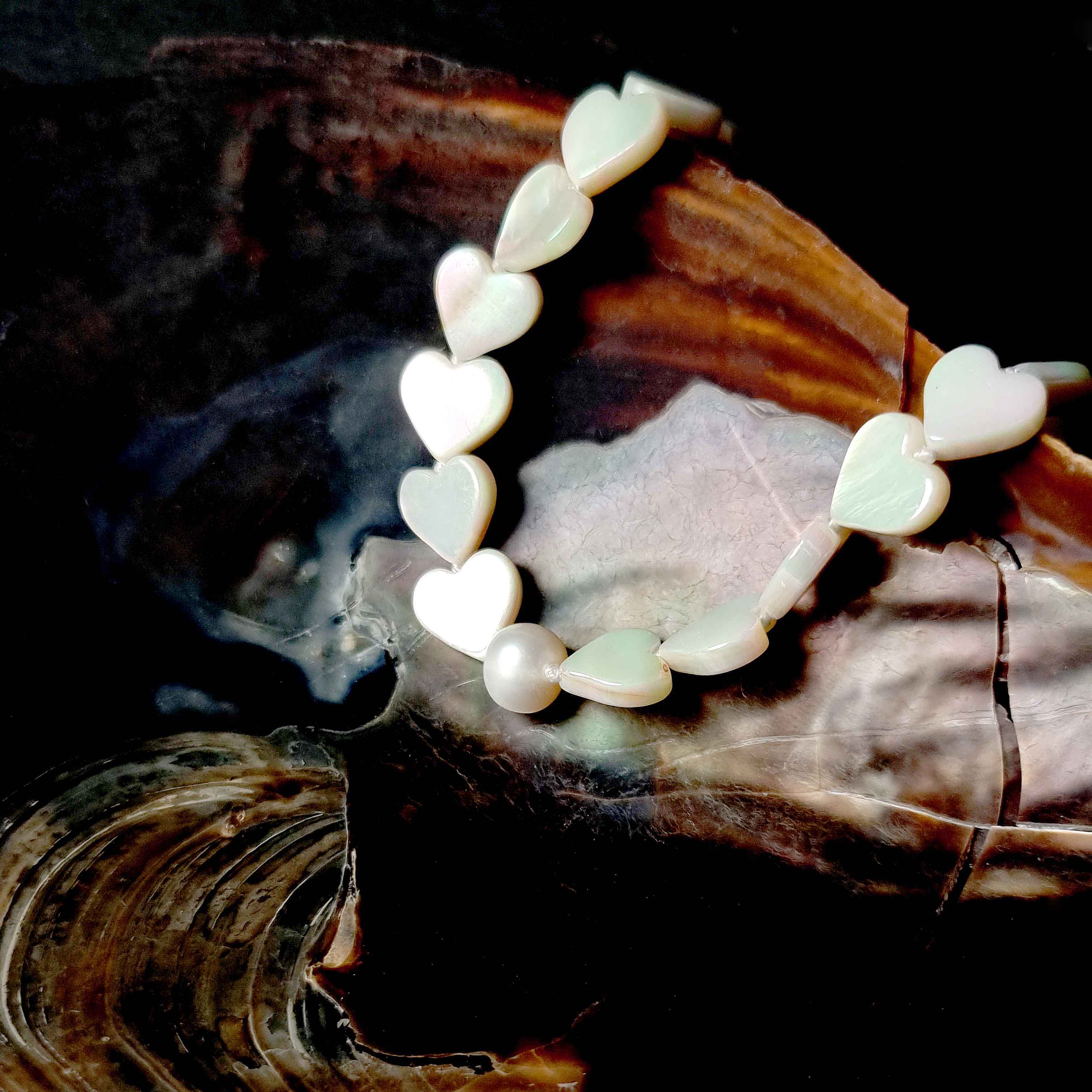 Wit zoetwater parel armband met wit parelmoeren hartjes | White Pearl Heart Shell