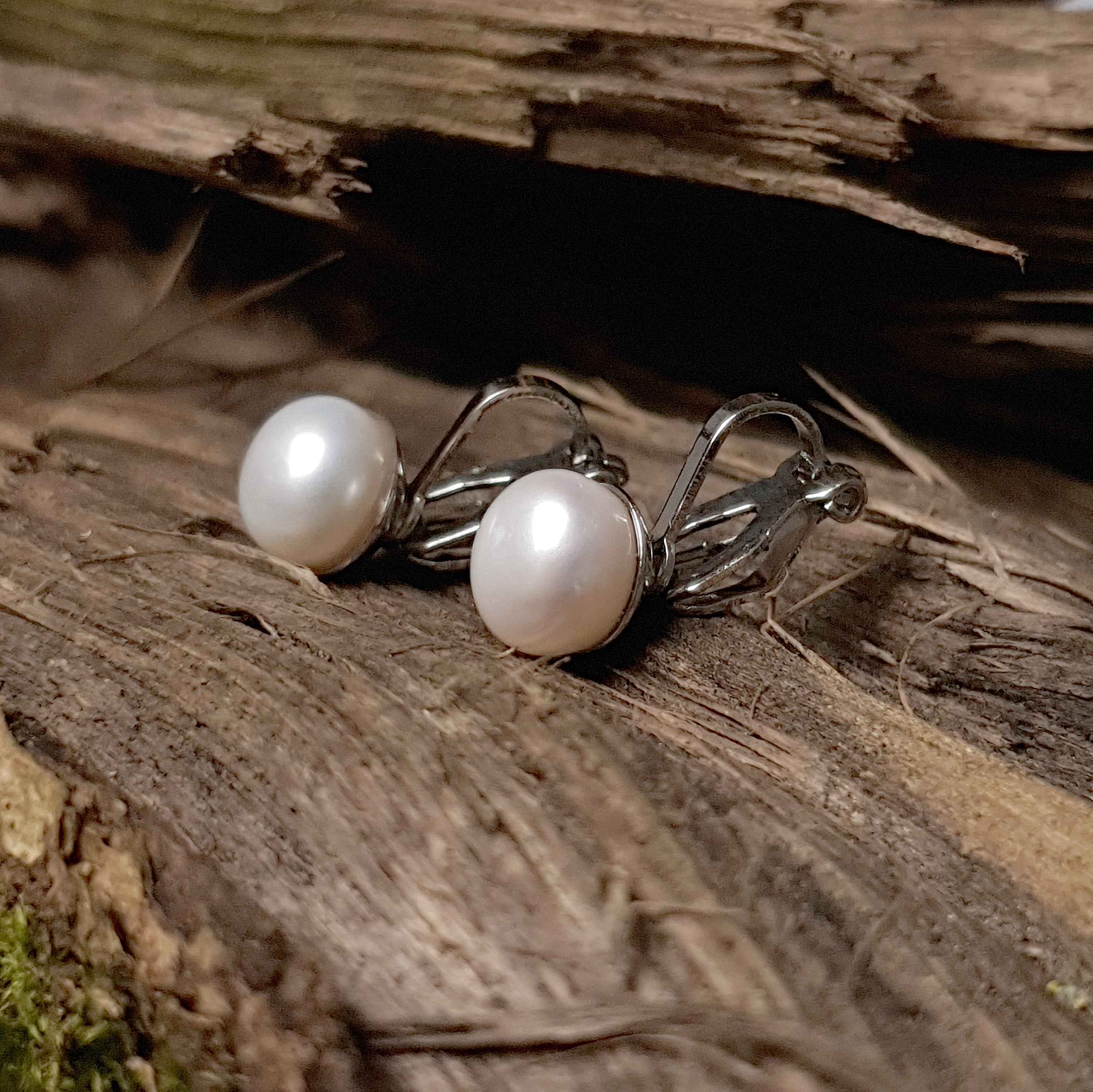 Witte zoetwater parel oorbellen met clip, clip oorbellen met parel liggend op hout, zijaanzicht | Clip Pearl