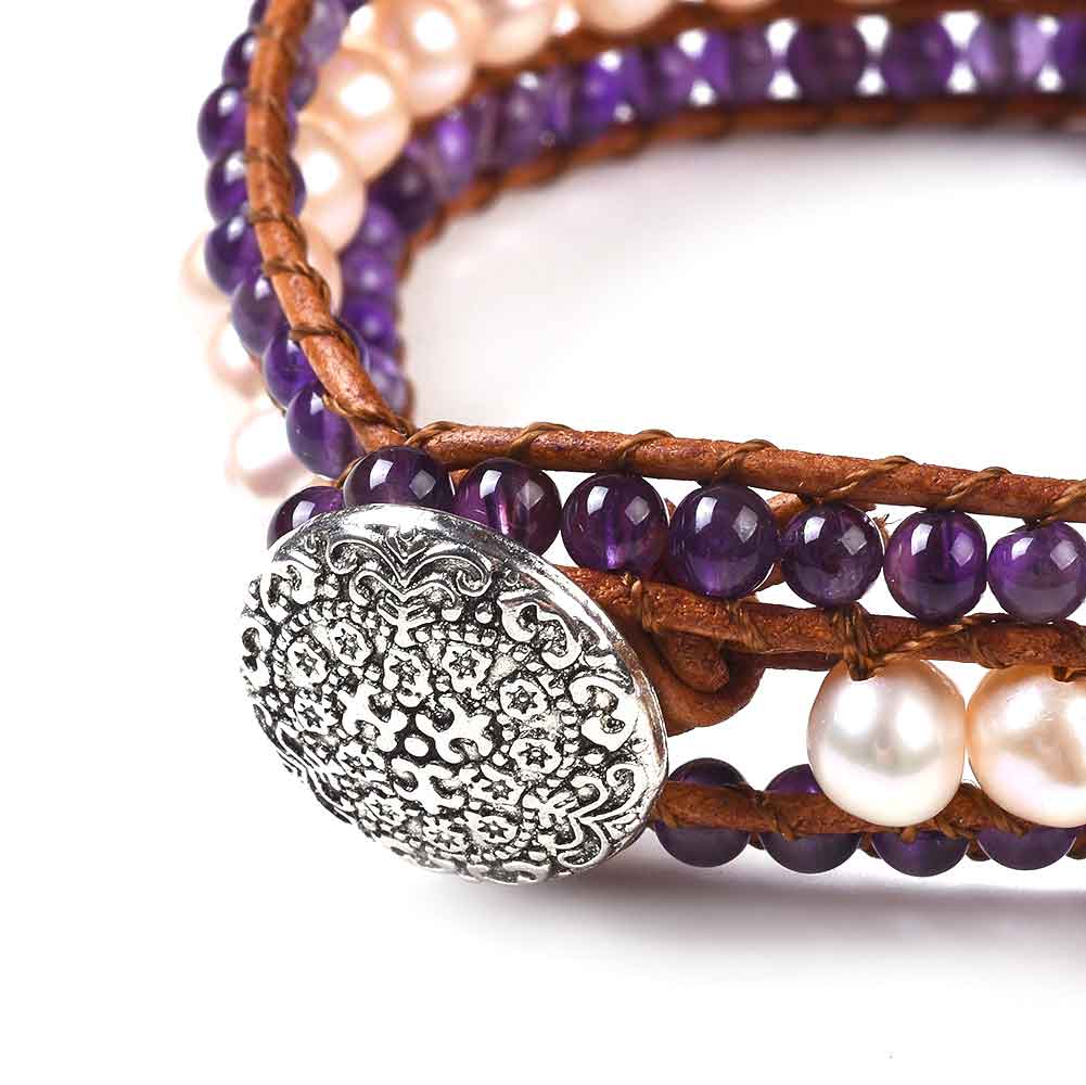 Slotje van zoetwater parel armband met zalm kleurige parels, amethist en bruin leer | Parel armband Kalla