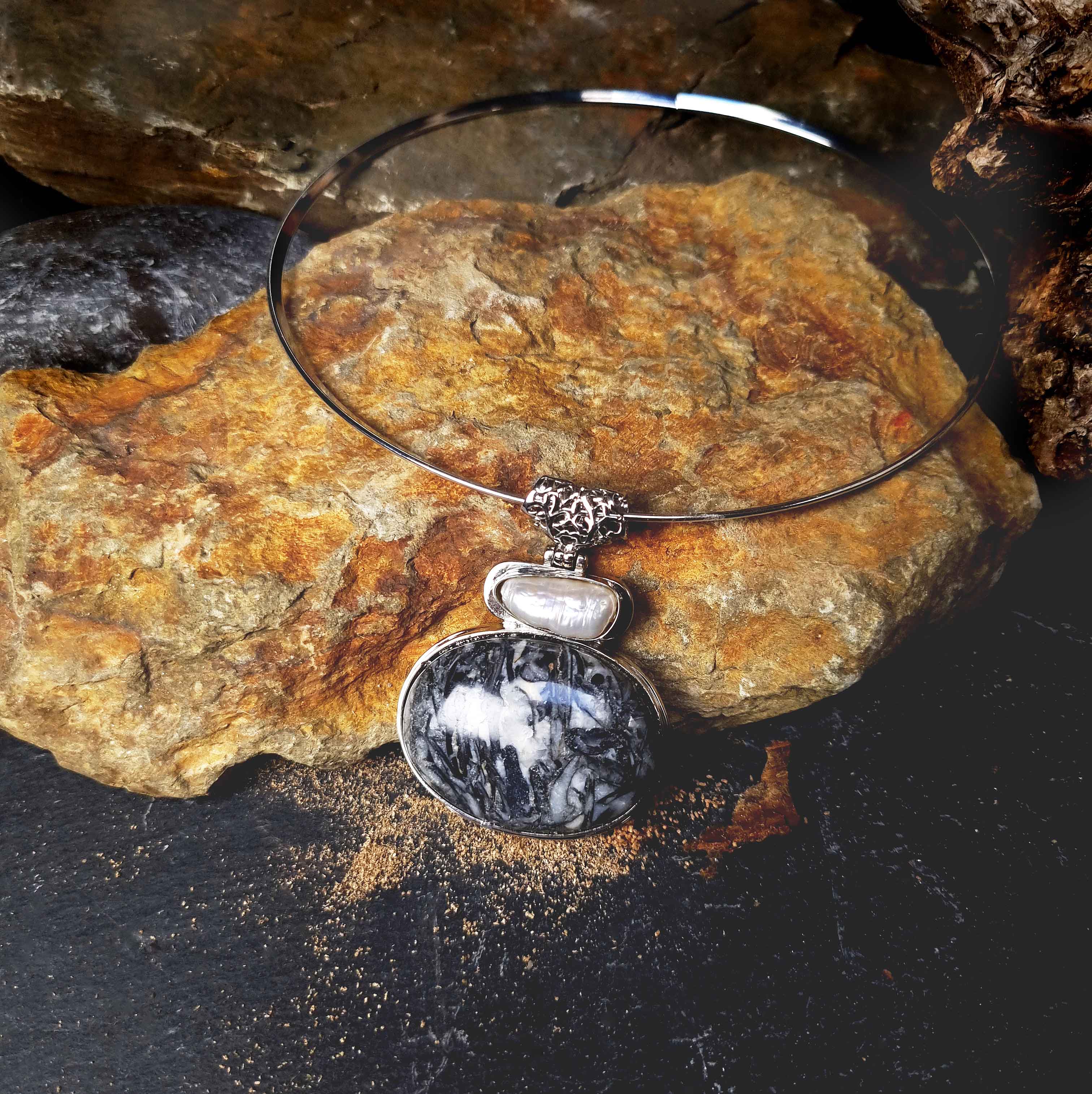 Detail van witte zoetwater parelketting met zwarte edelsteen met achtergrond steen | Biwa Black Gemstone