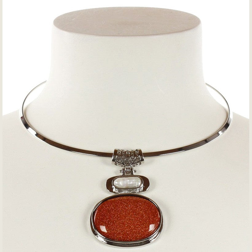 Zoetwater parelketting met bruine edelsteen goudsteen hanger op buste | Biwa Goldsand