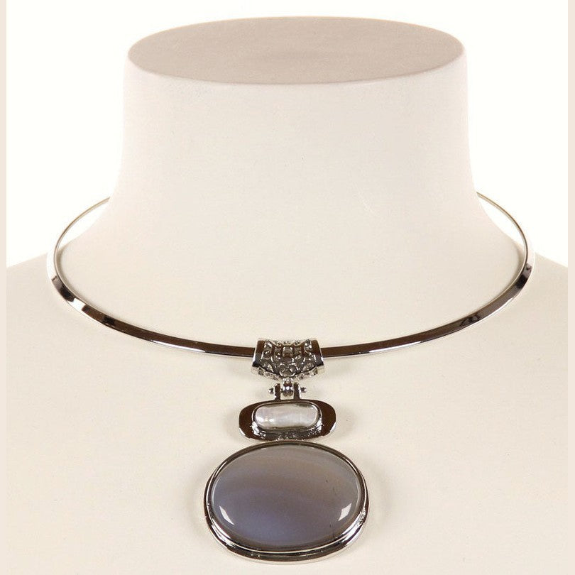 Witte zoetwater parelketting met grijze edelstenen hanger op buste| Biwa Nature Agate