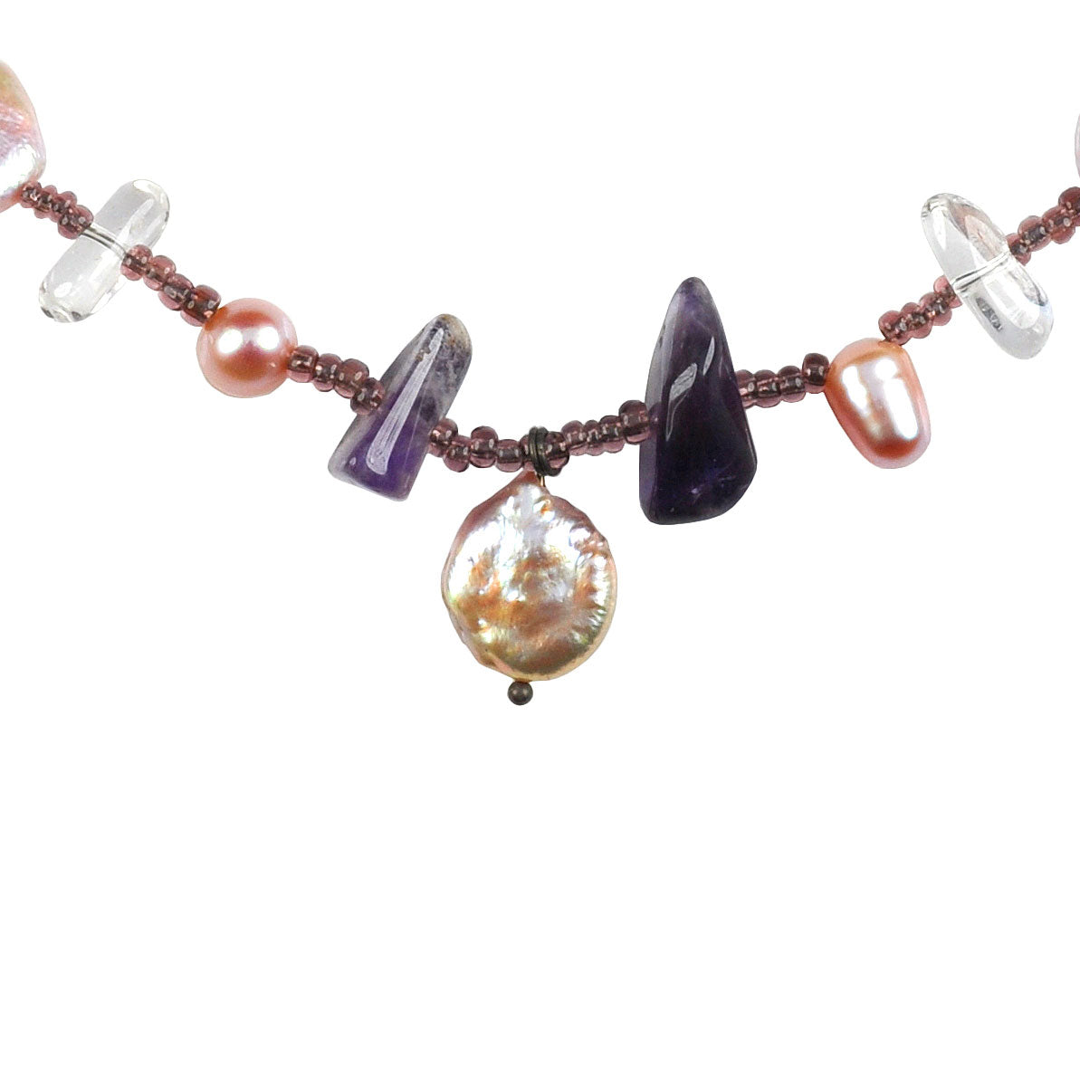 Detail van zoetwater parelketting met witte en zalm kleurige parels, amethist, bergkristal en magneetslotje | Fine