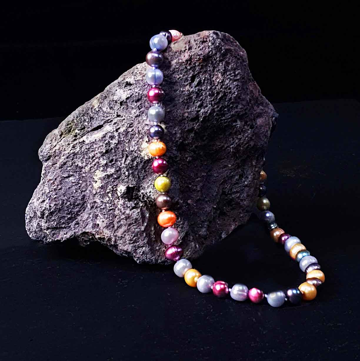 Zoetwater parelketting met bonte kleurtjes liggend op steen | Decorative Bold