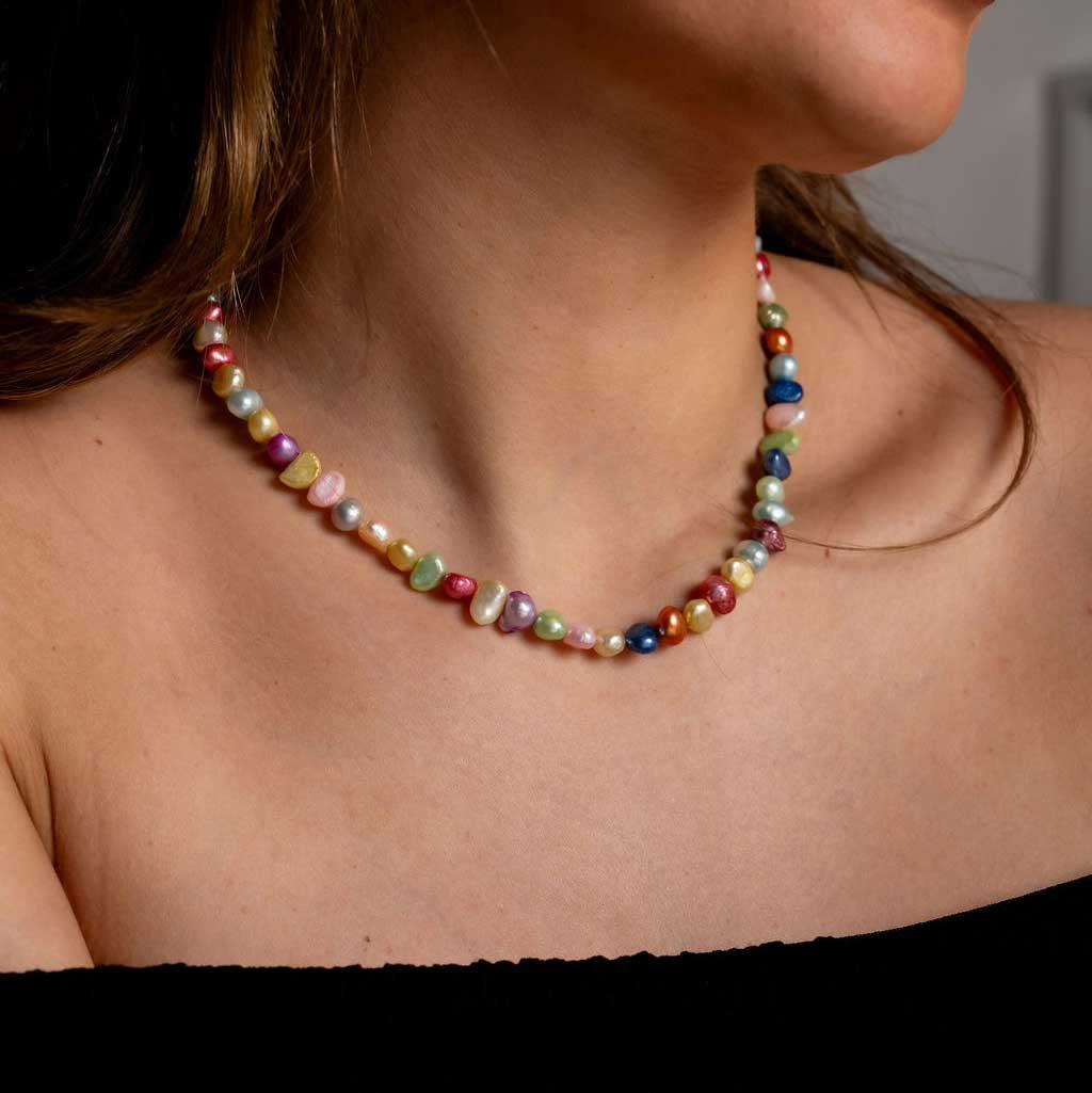 Zoetwater parelketting met vrolijk gekleurde parels en sterling zilver (925) op model | Decorative Pink