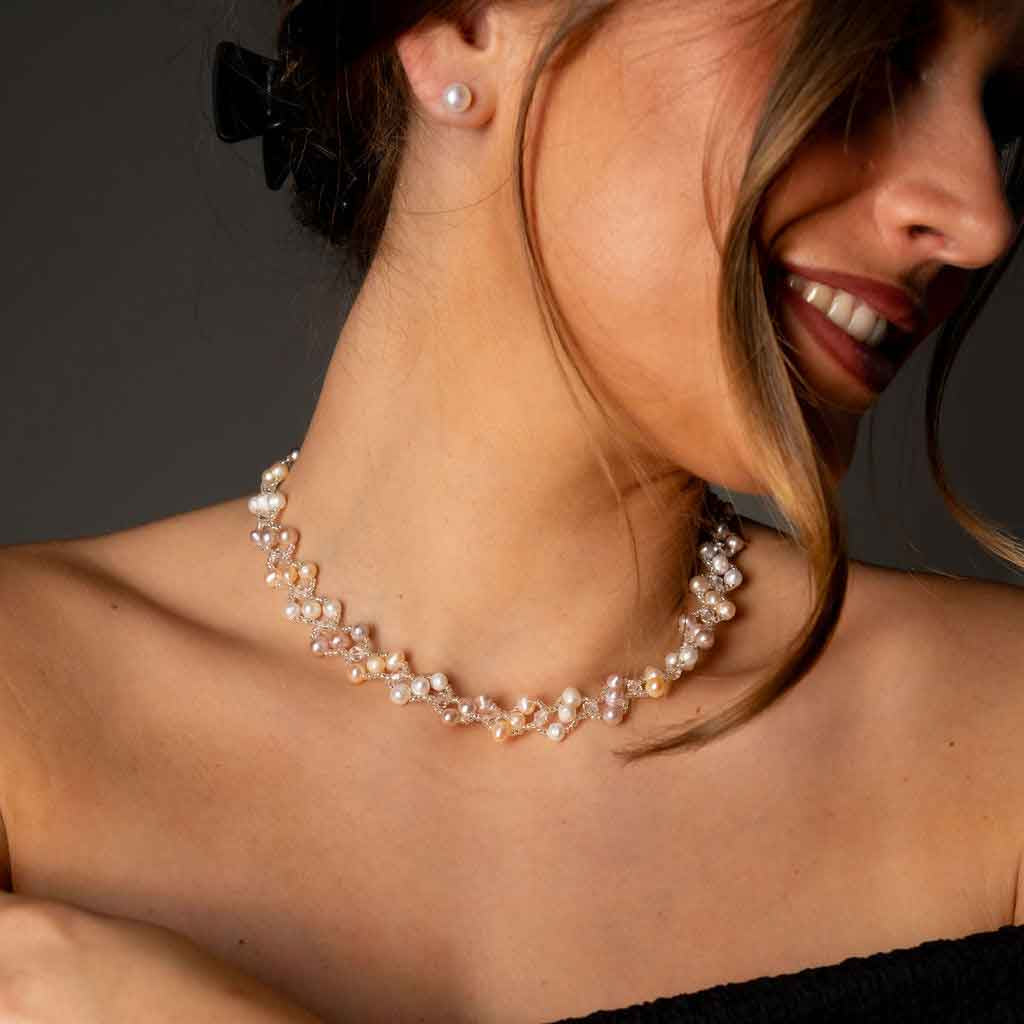 Zoetwater parelketting met witte, zalm en roze parels en magneetslot op model detail | Felicia