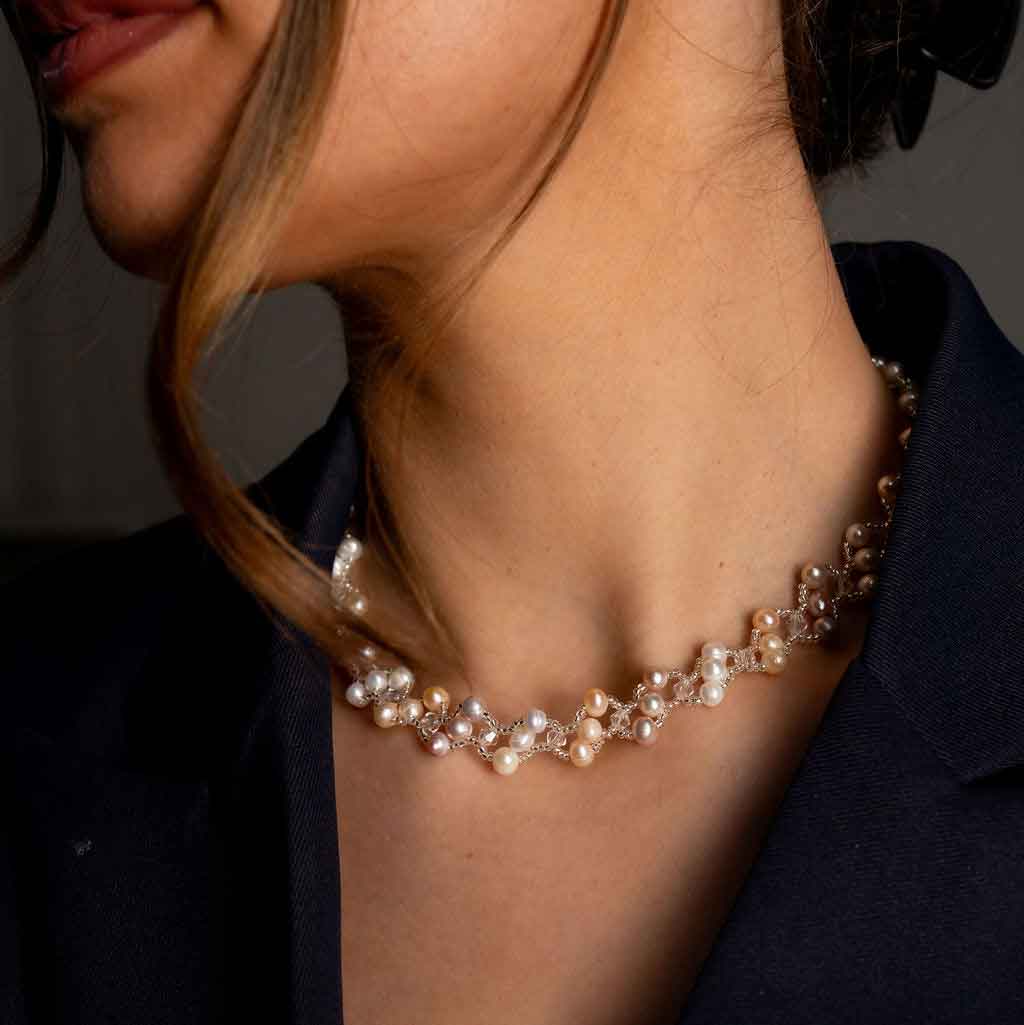 Zoetwater parelketting met witte, zalm en roze parels en magneetslot op model met zwart jasje | Felicia