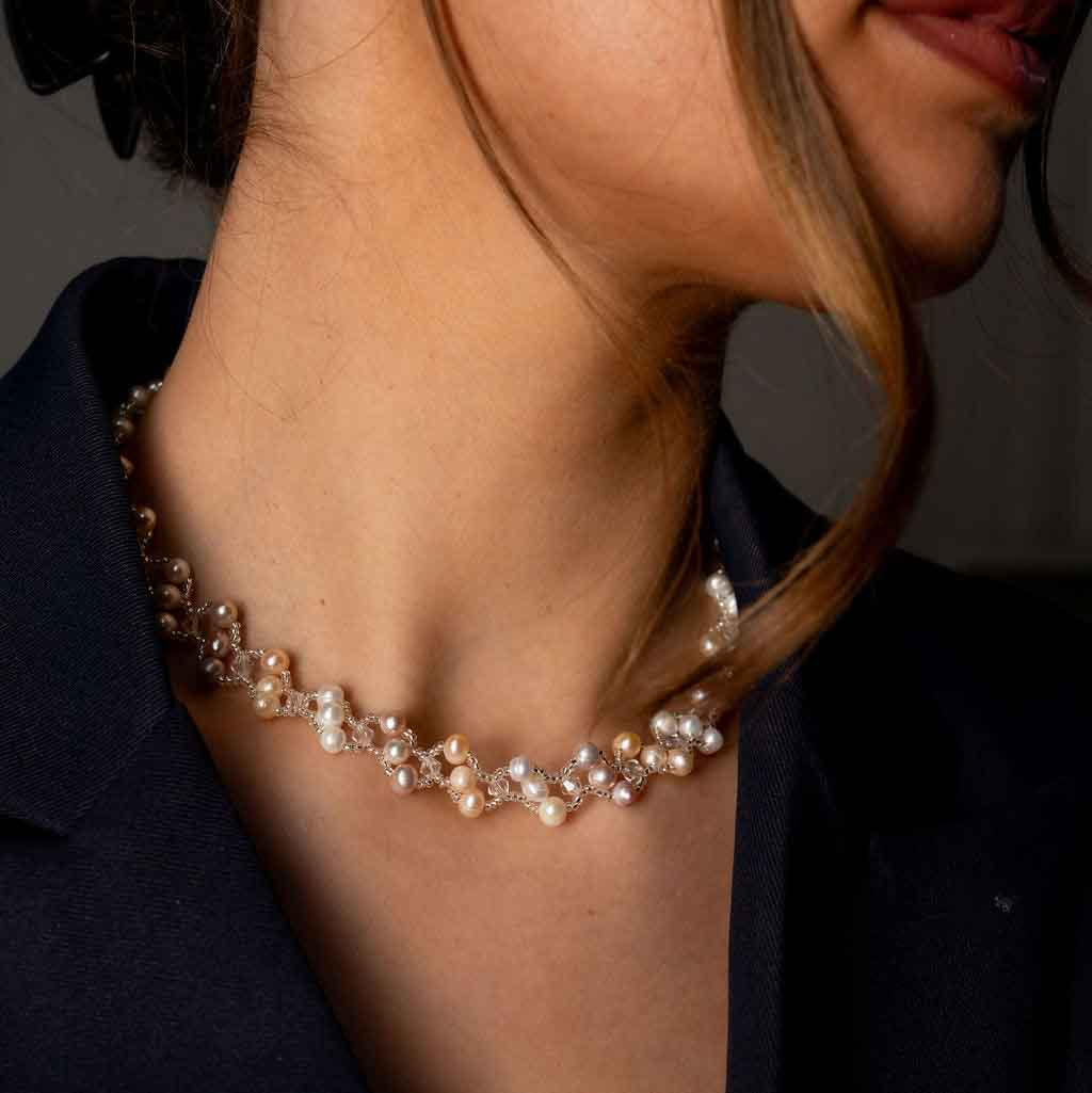 Zoetwater parelketting met witte, zalm en roze parels en magneetslot op model met zwart jasje | Felicia