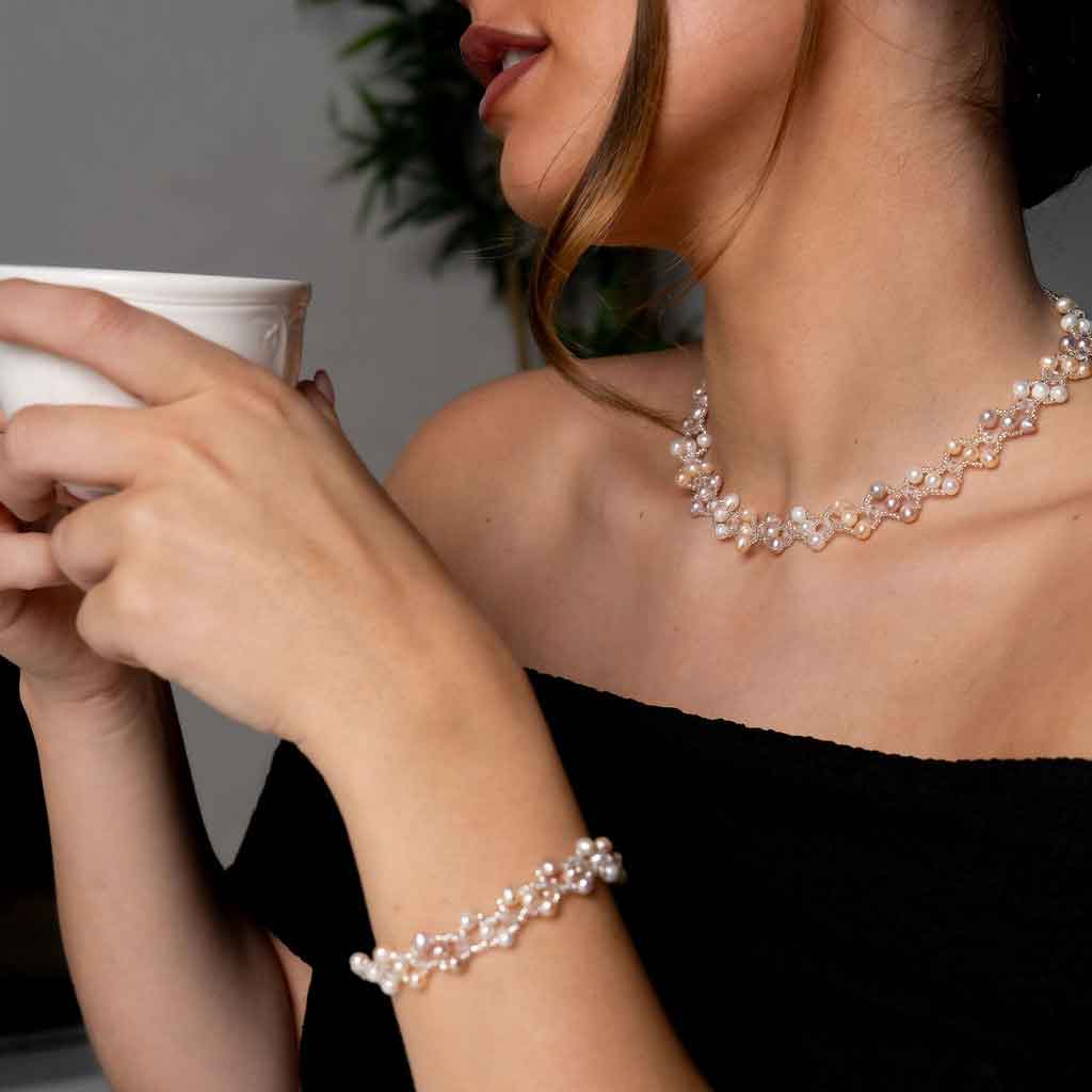 Zoetwater parelketting met witte, zalm en roze parels en magneetslot op model | Felicia