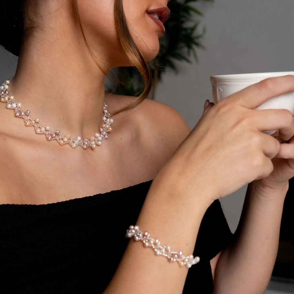 Zoetwater parelketting met witte, zalm en roze parels en magneetslot op model | Felicia
