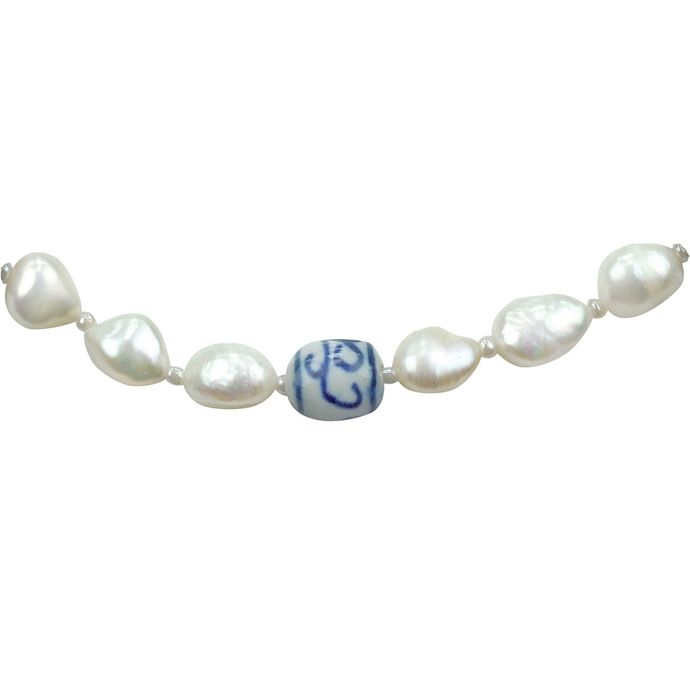 Detail van zoetwater parelketting met witte parels, kralen met Delfts blauw motief en magneetslotje | Hollands Glorie Spiral White