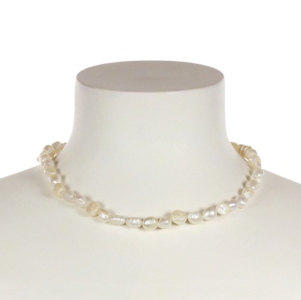 Witte zoetwater parelketting met sterling zilveren slotje (925) op buste | Ibice