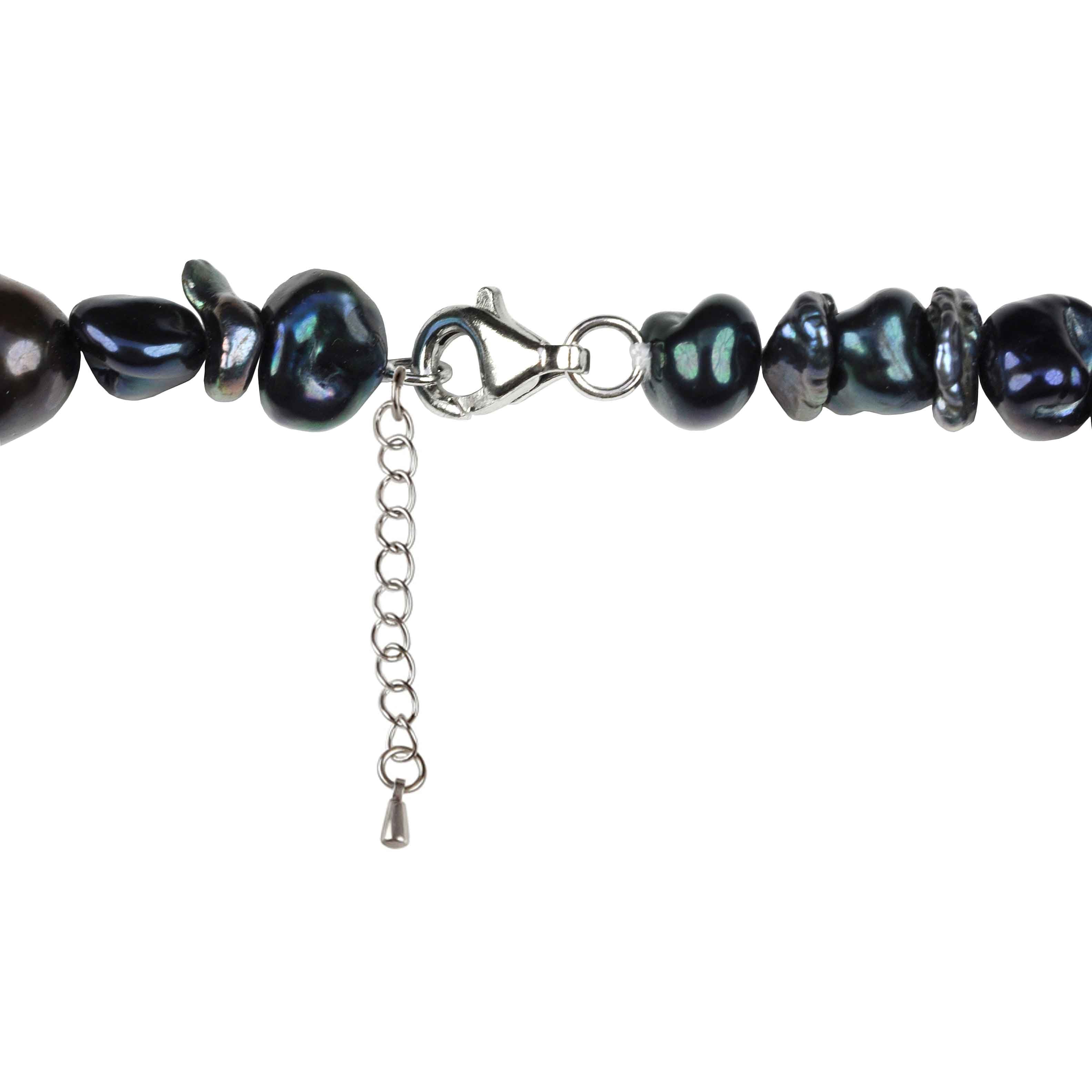 Detail vanblauw bruine zoetwater parelketting met gerhodineerd zilveren slotje | Pasha