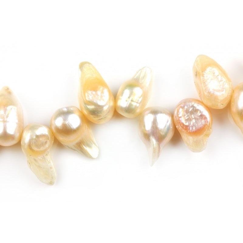 Detail van zoetwater parelketting met zalm kleurige parels en sterling zilver (925) | Suzet