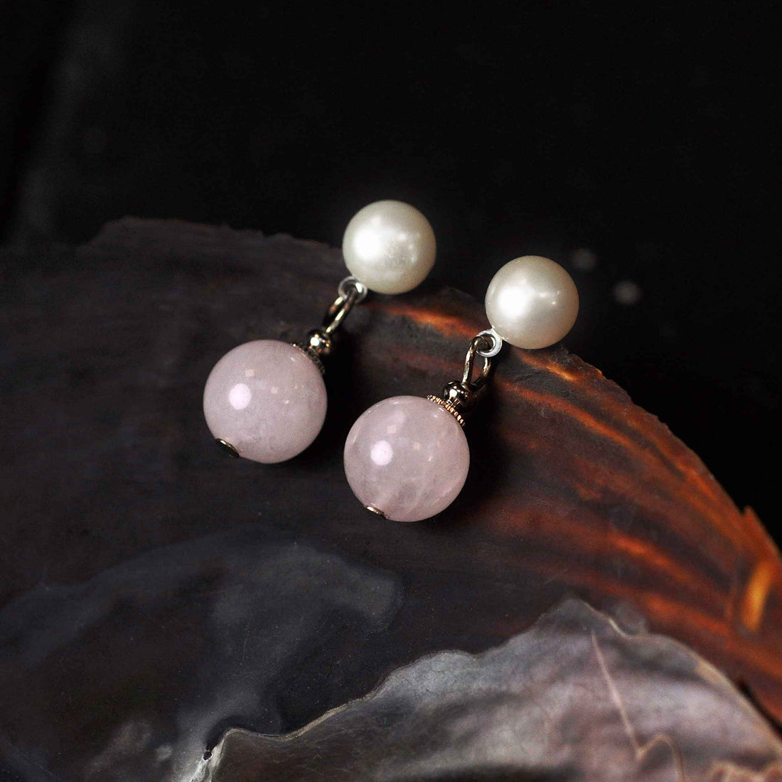 Zoetwater parel oorbellen met witte parel met rozenkwarts hangend in schelp | Pearl Stud Rose Quartz