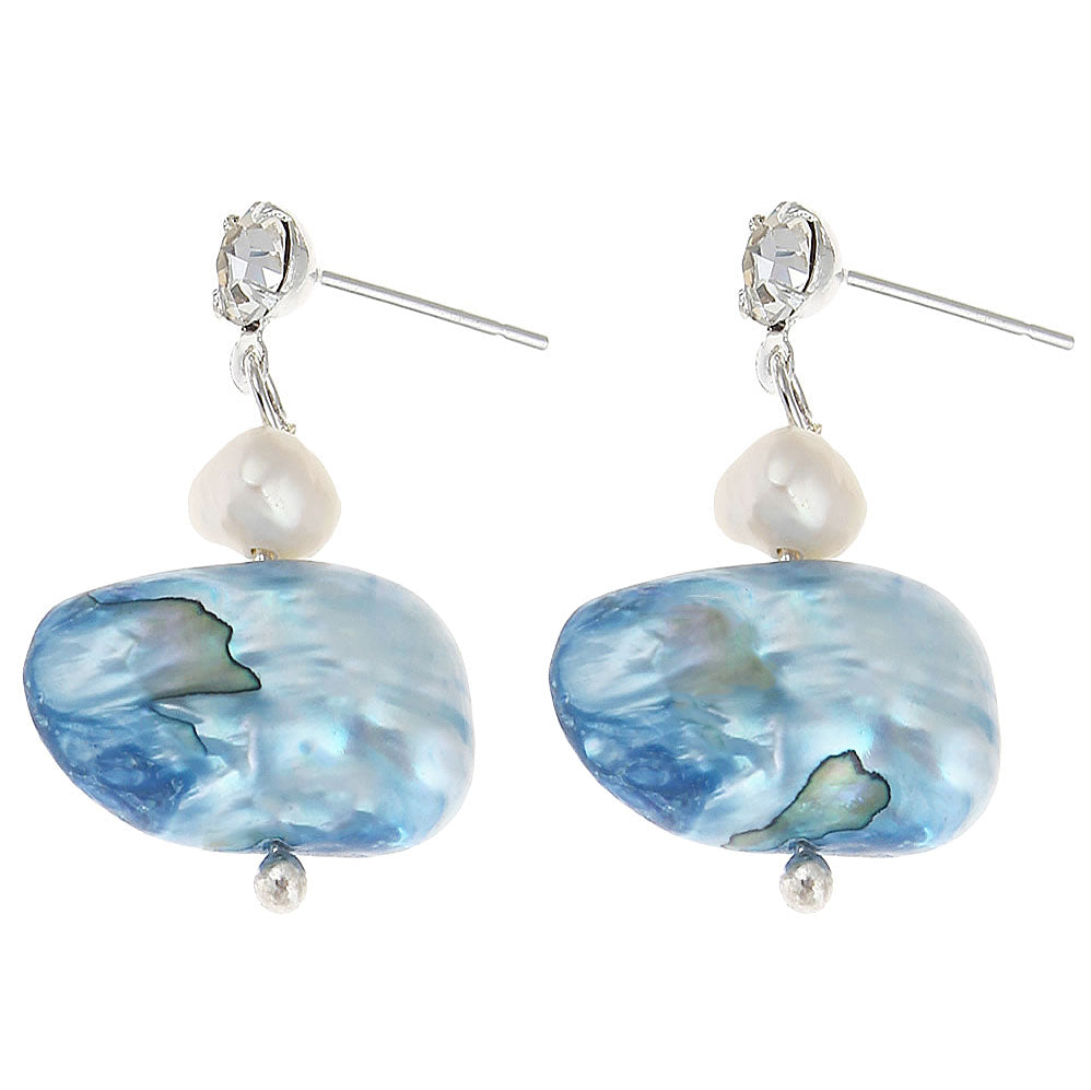 Zoetwater parel oorbellen met witte en blauwe parelS en stras steentje, schuin vooraanzicht | Bling Blue Wing Pearl
