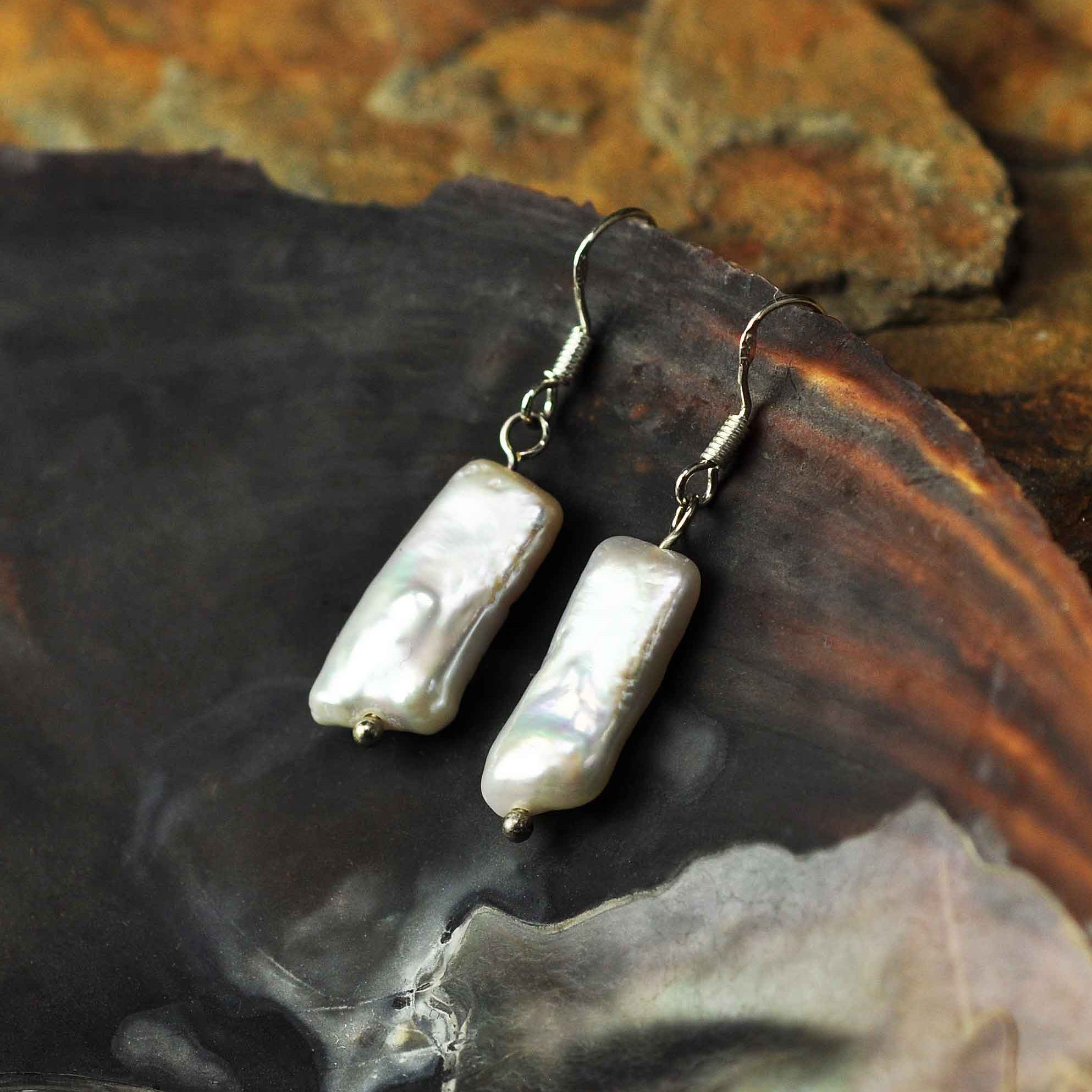 Zoetwater parel oorbellen met witte rechthoekige parels en sterling zilver (925) hangend in schelp | Pearl Rectangle White