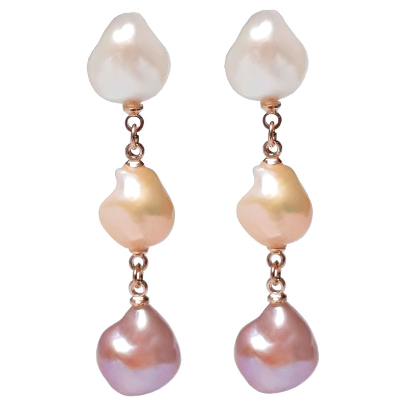 Lange zoetwater parel oorbellen met witte, zalm en roze barok parels en rosé goud vooraanzicht | 3 Baroque Soft Pearls