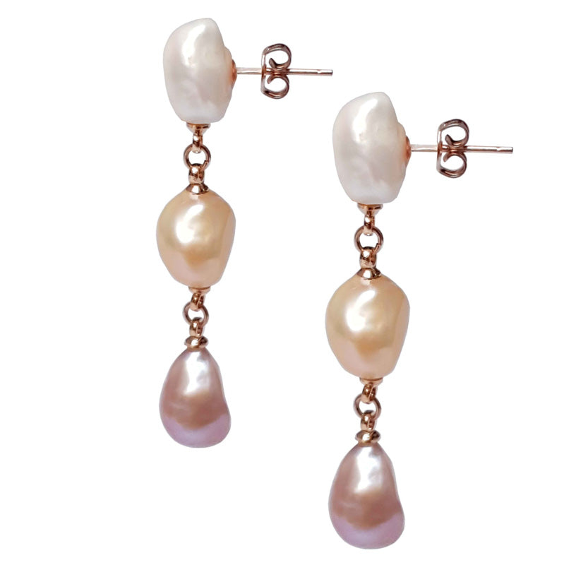 Lange zoetwater parel oorbellen met witte, zalm en roze barok parels en rosé goud zijaanzicht| 3 Baroque Soft Pearls