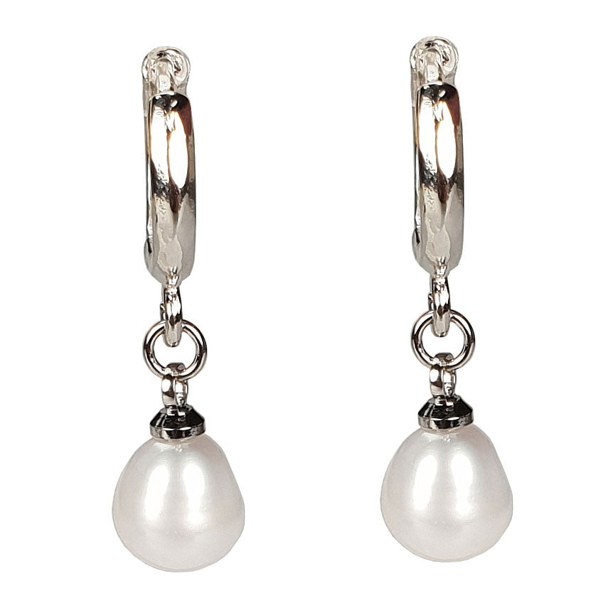 Witte zoetwater parel oorringen met witte parel en zilver edelstaal vooraanzicht | Cadeau set met zoetwater parel oorbellen Bente