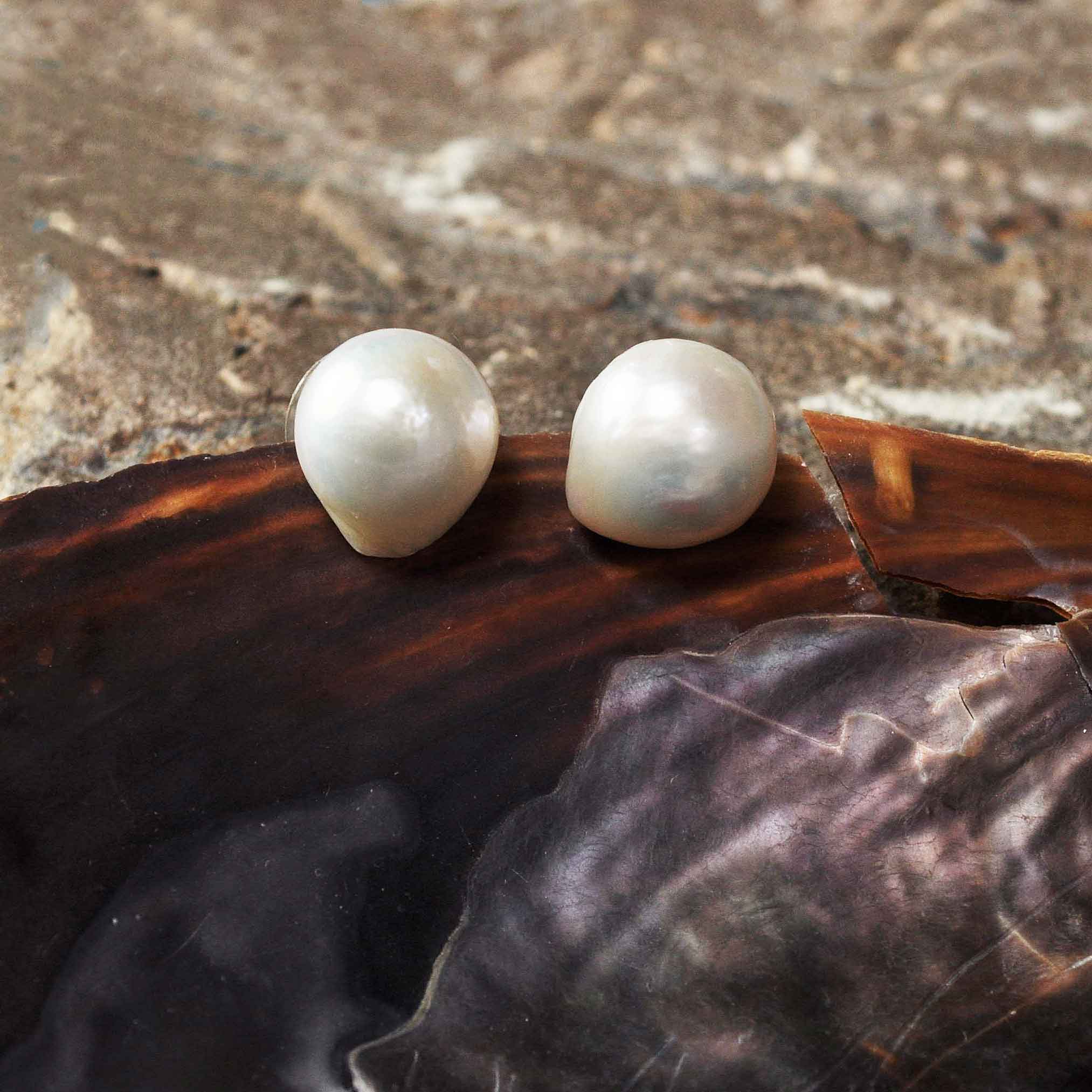 Grote witte barok parel oorbellen, grote witte zoetwater parel oorknoppen en goud sterling zilver (925) vooraanzicht met achtergrond | Big White Baroque Pearl