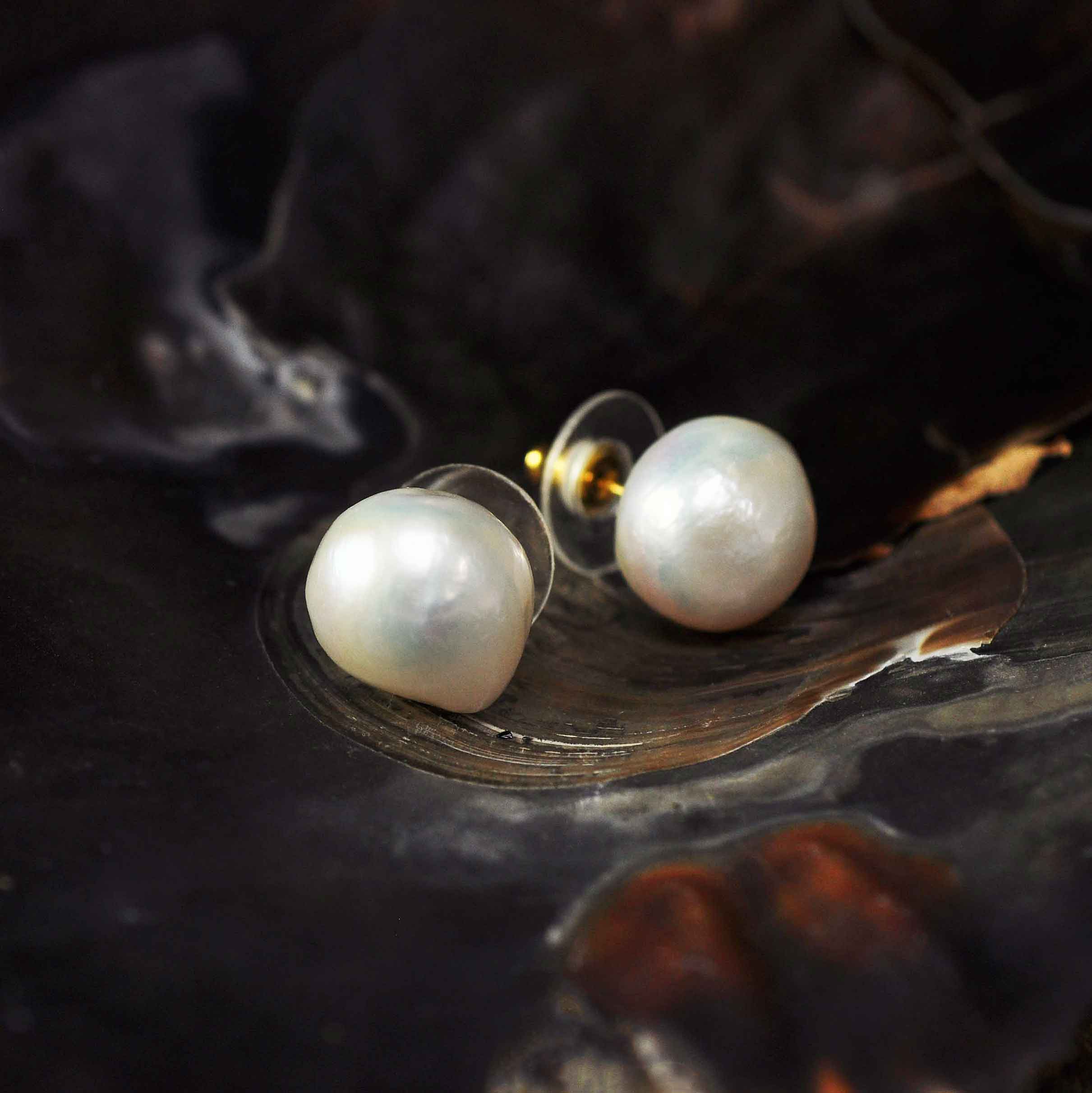 Grote witte barok parel oorbellen, grote witte zoetwater parel oorknoppen en goud sterling zilver (925) liggend in schelp | Big White Baroque Pearl