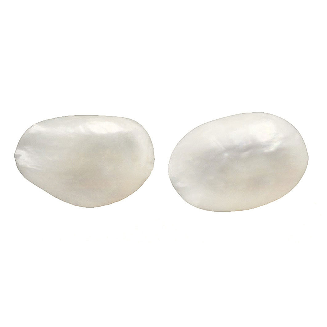 Vooraanzicht van grote witte zoetwater parel oorbellen met goud sterling zilver (925), grote witte barok parel oorknoppen | Big White Baroque Pearl