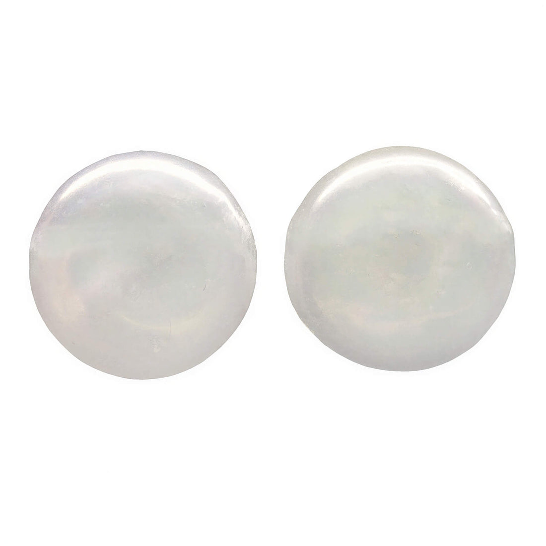 Grote witte zoetwater parel oorbellen met sterling zilveren oorstekers, parelknopjes, vooraanzicht | Big White Coin Pearl