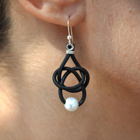 Witte zoetwater parel oorbellen met zwart leer en sterling zilver (925) hangend in oor | Black Leather Pearl White